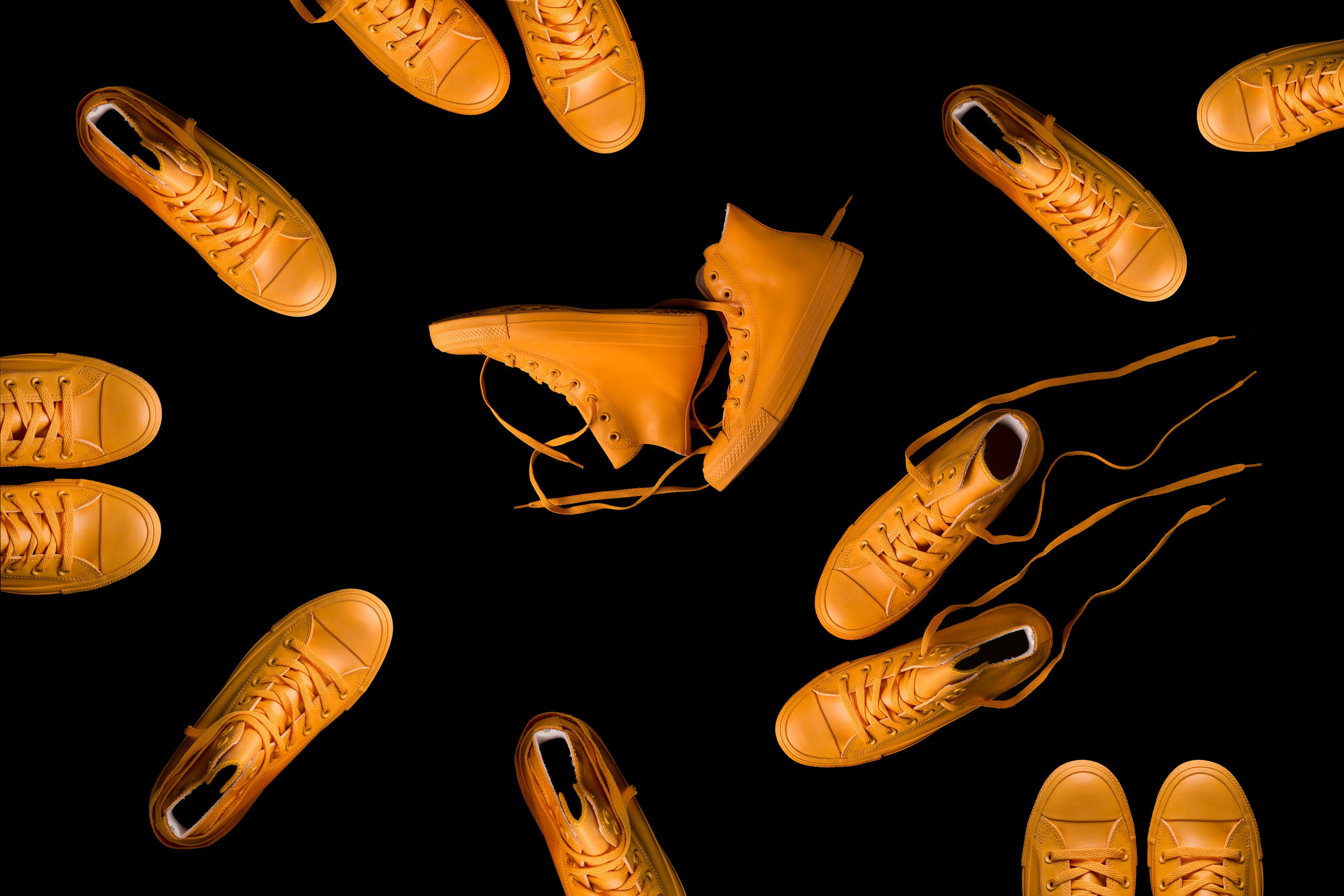 Модные ярко-желтые кеды Converse на черном фоне, фотосъемка для маркетплейсов Wildberries, OZON и Яндекс.Маркет в городе Сочи