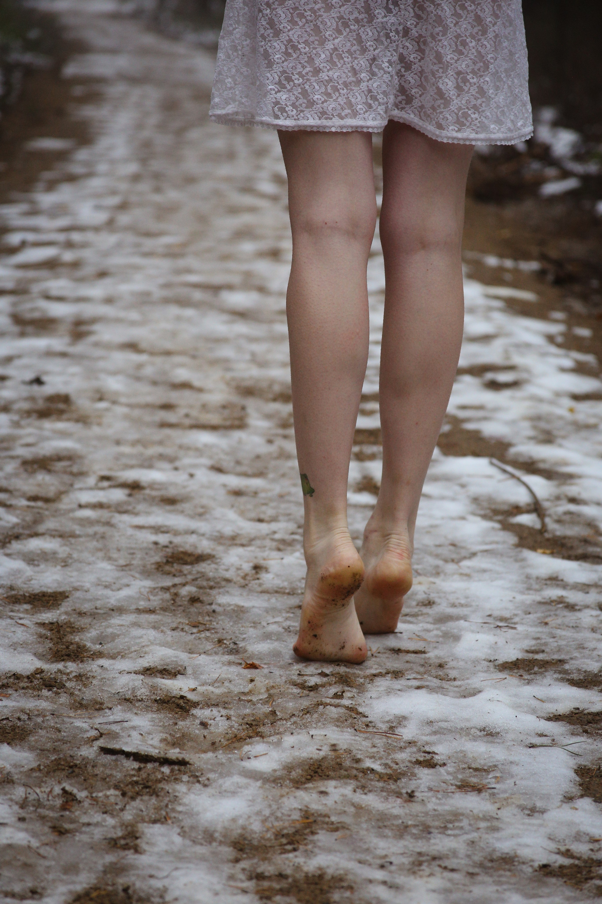 Полина на снегу босиком. Фотограф Пермь. Фотосессия в фотостудии Перми и на свежем воздухе