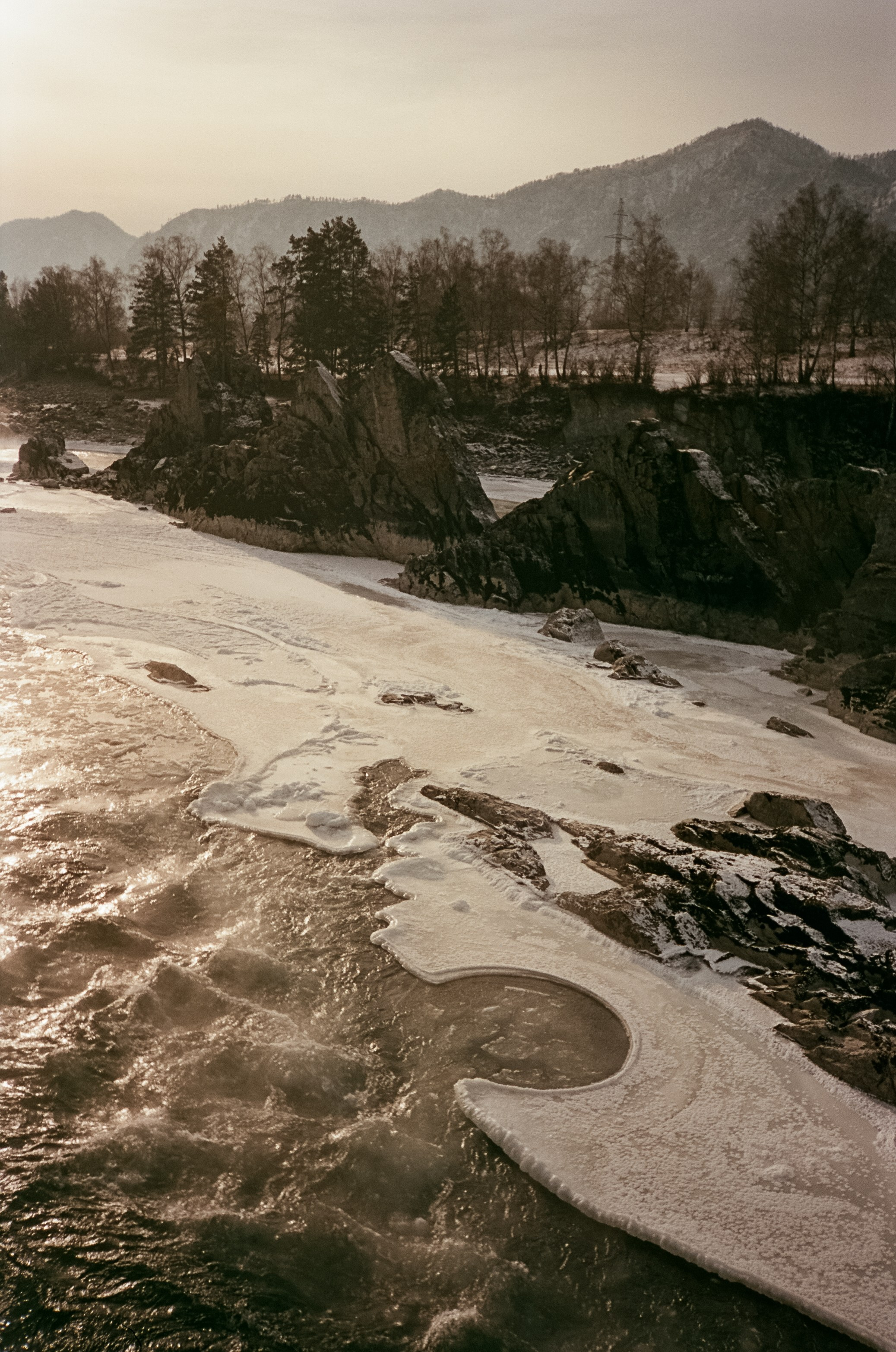 Утро на скалах Зубы Дракона. Чемал: поля и горы на закате. Фотограф-документалист Мария Осокина
