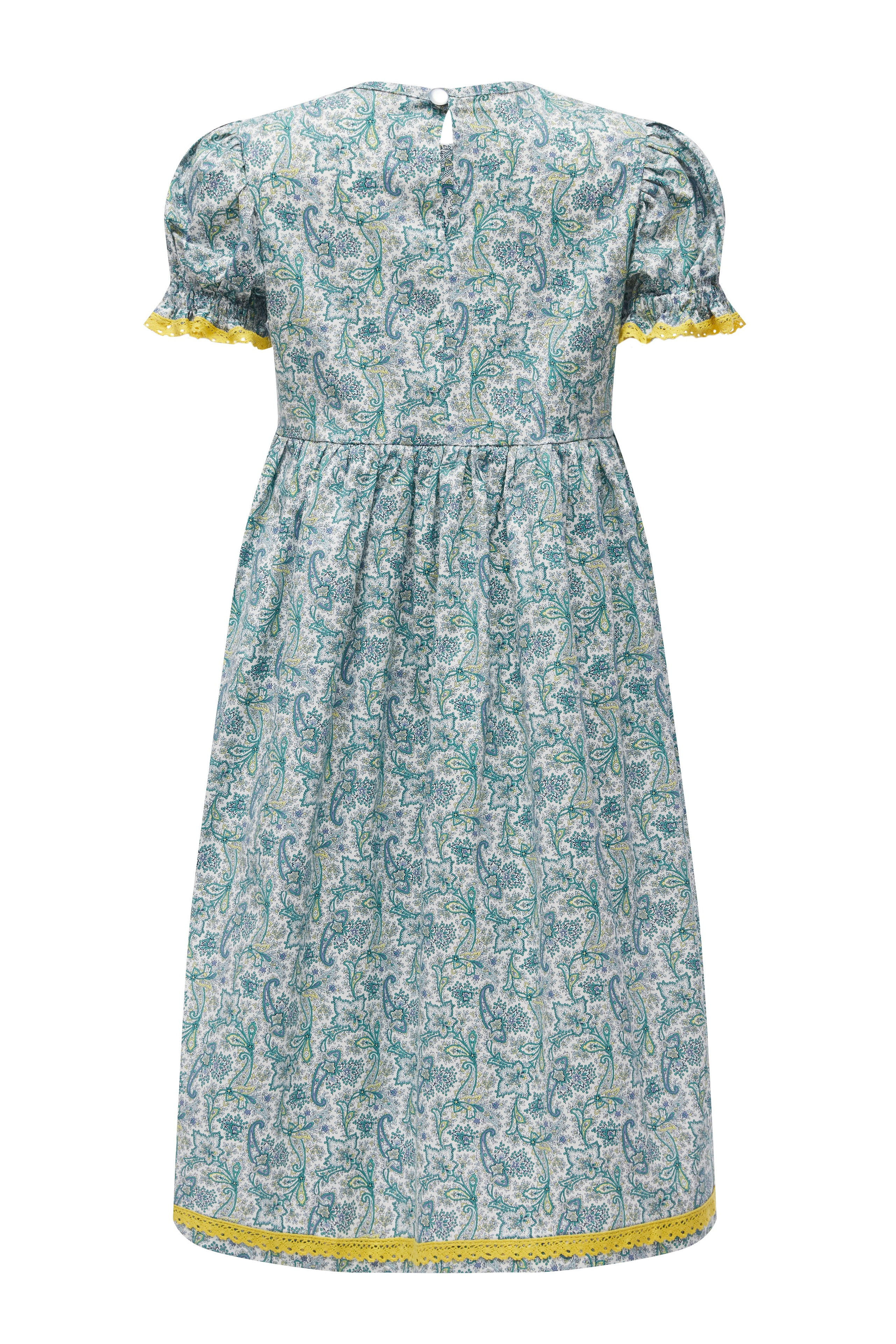 «Профессиональная каталожная фотосъемка детской одежды на манекене с акцентом на детали»