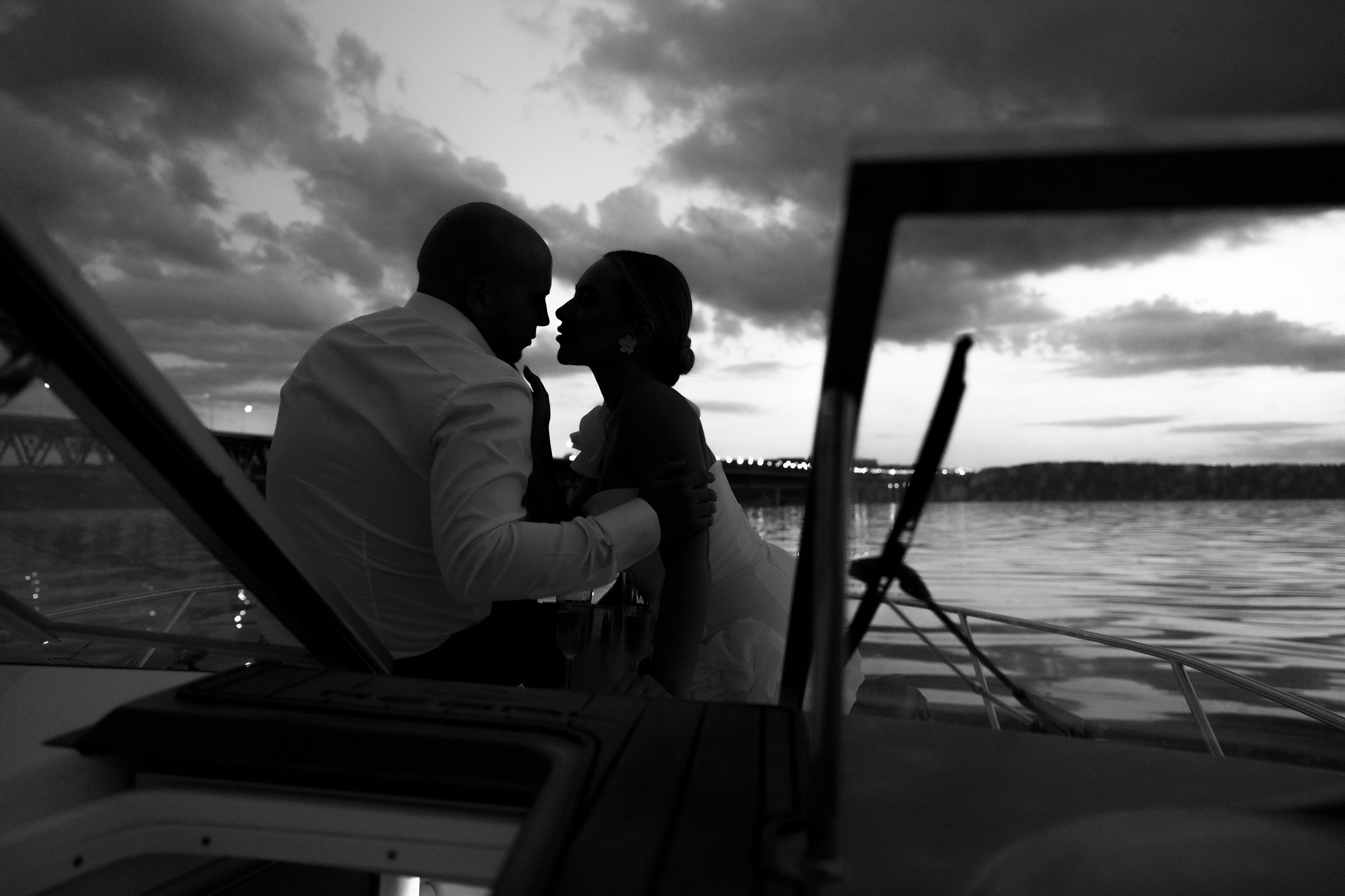 Здравствуйте! Я свадебный фотограф из Ульяновска, работаю в том числе по всей России и с выездом за границу. Снимаю свадьбы, lovestory, корпоративы, светский репортаж. Провожу обучение по фотографии, мастер-классы и воркшопы для других фотографов.