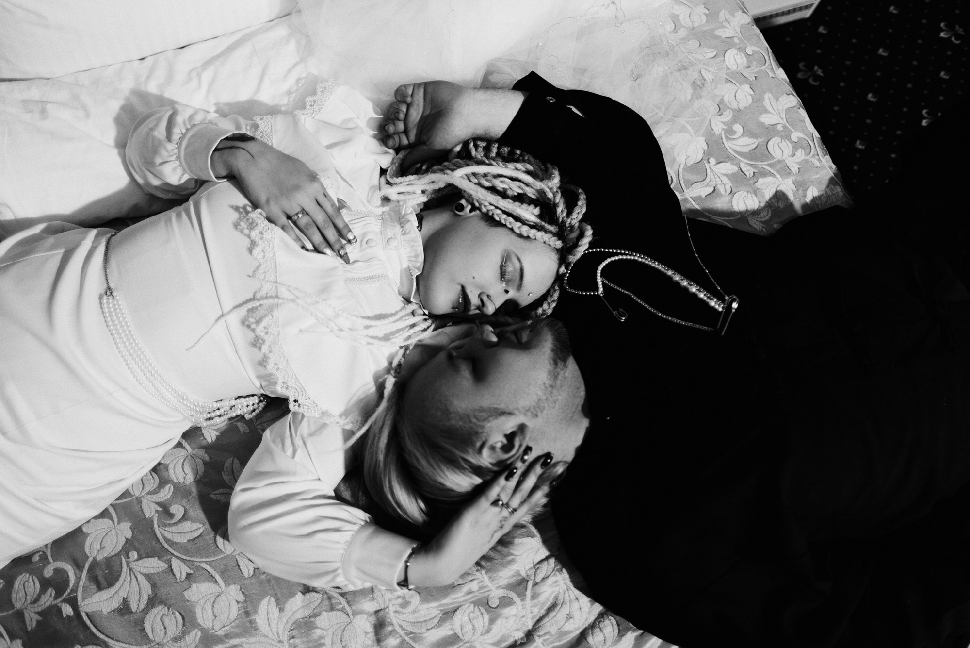 Свадьба для двоих в Тюмени — фотосессия в ЗАГСе, кафе и отеле. Портретный фотограф Тюмень Дарья Мустафина