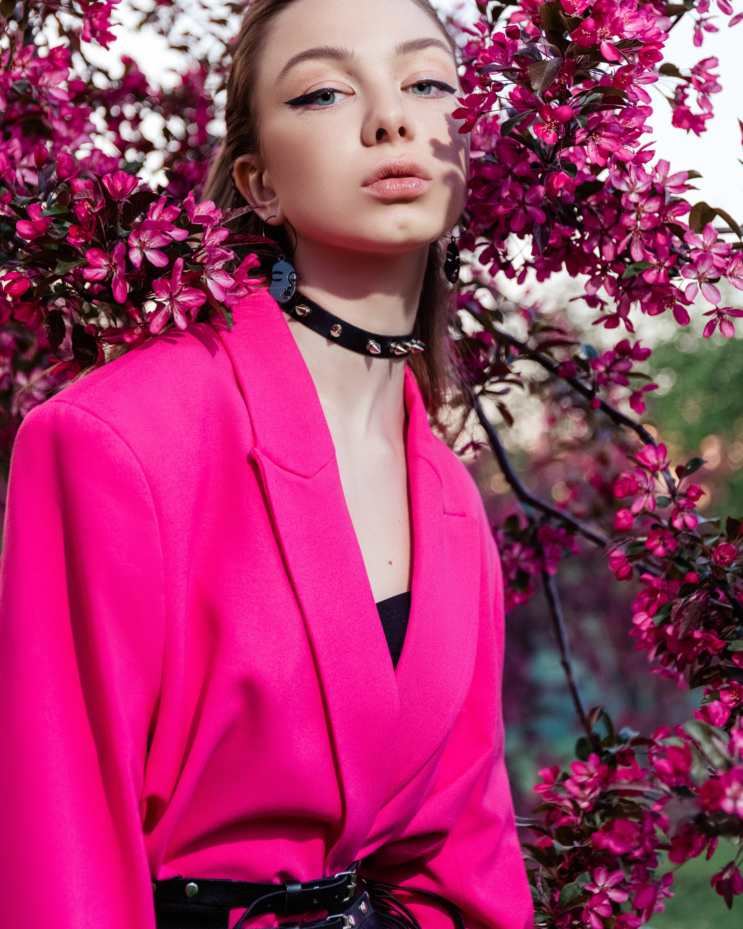 Красивая девушка в розовых яблонях