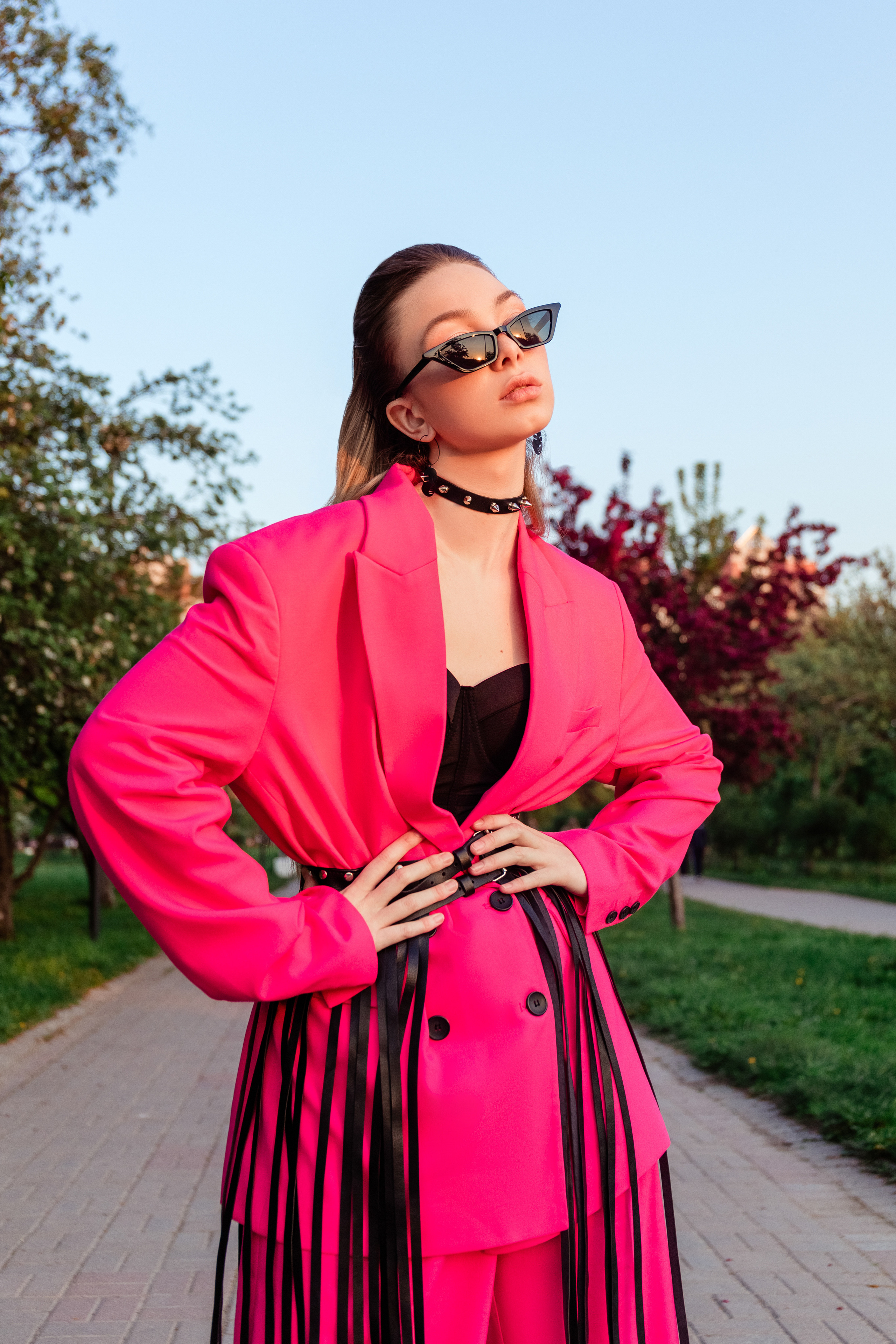 Девушка в розовом костюме 