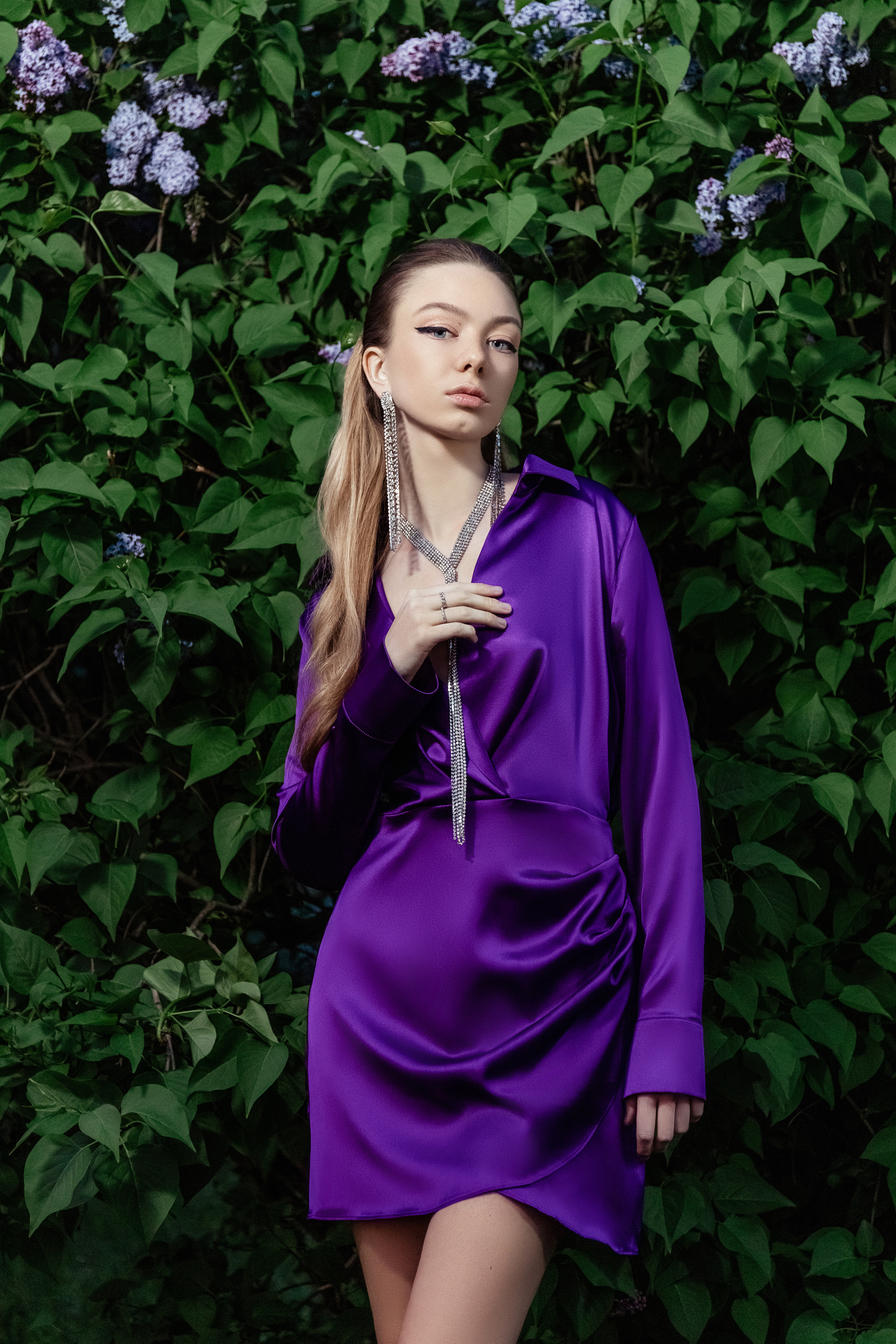 Фотография девушки в фиолетовом платье, куст сирени 