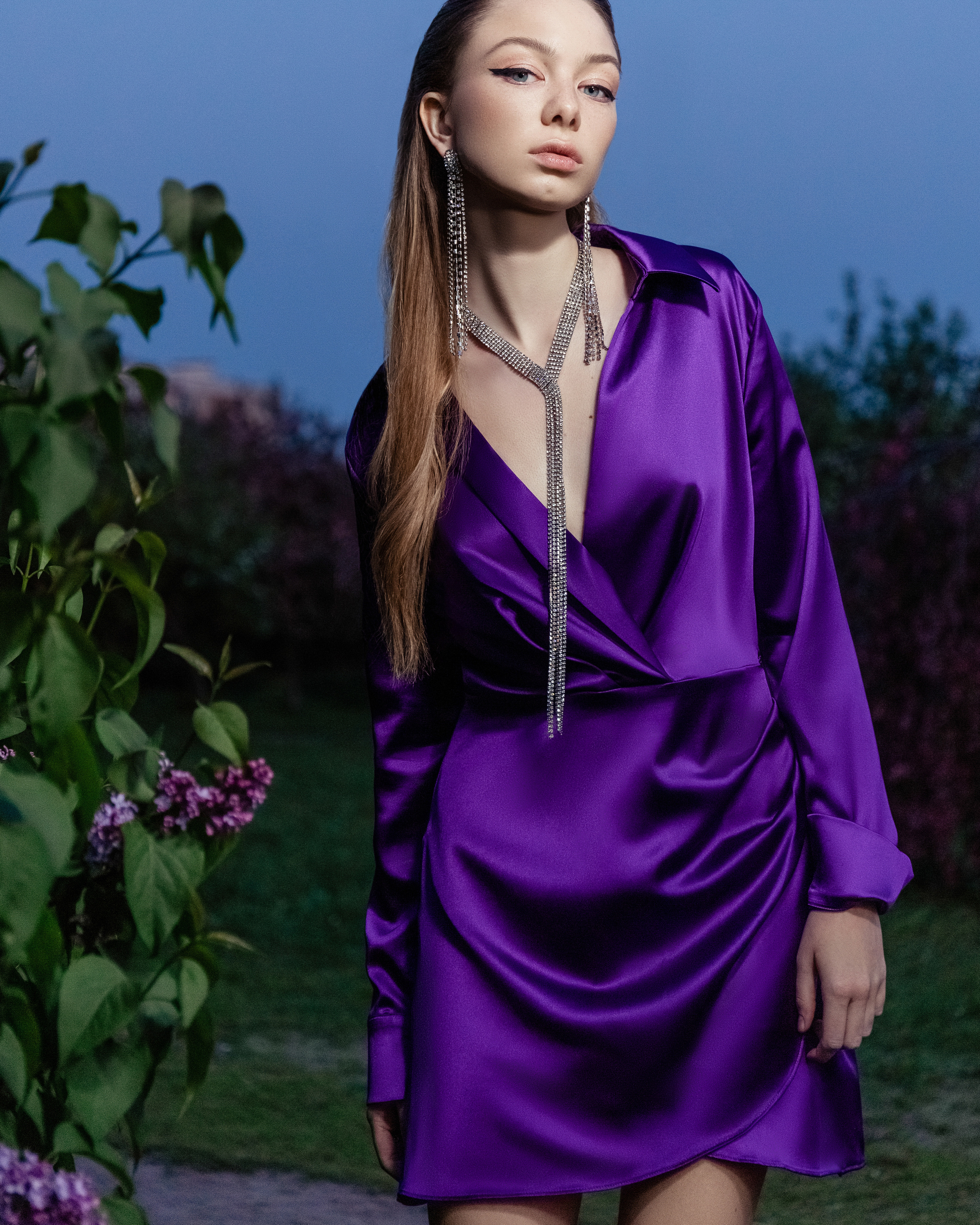 Вечерняя съёмка с сиренью, девушка в фиолетовом платье 