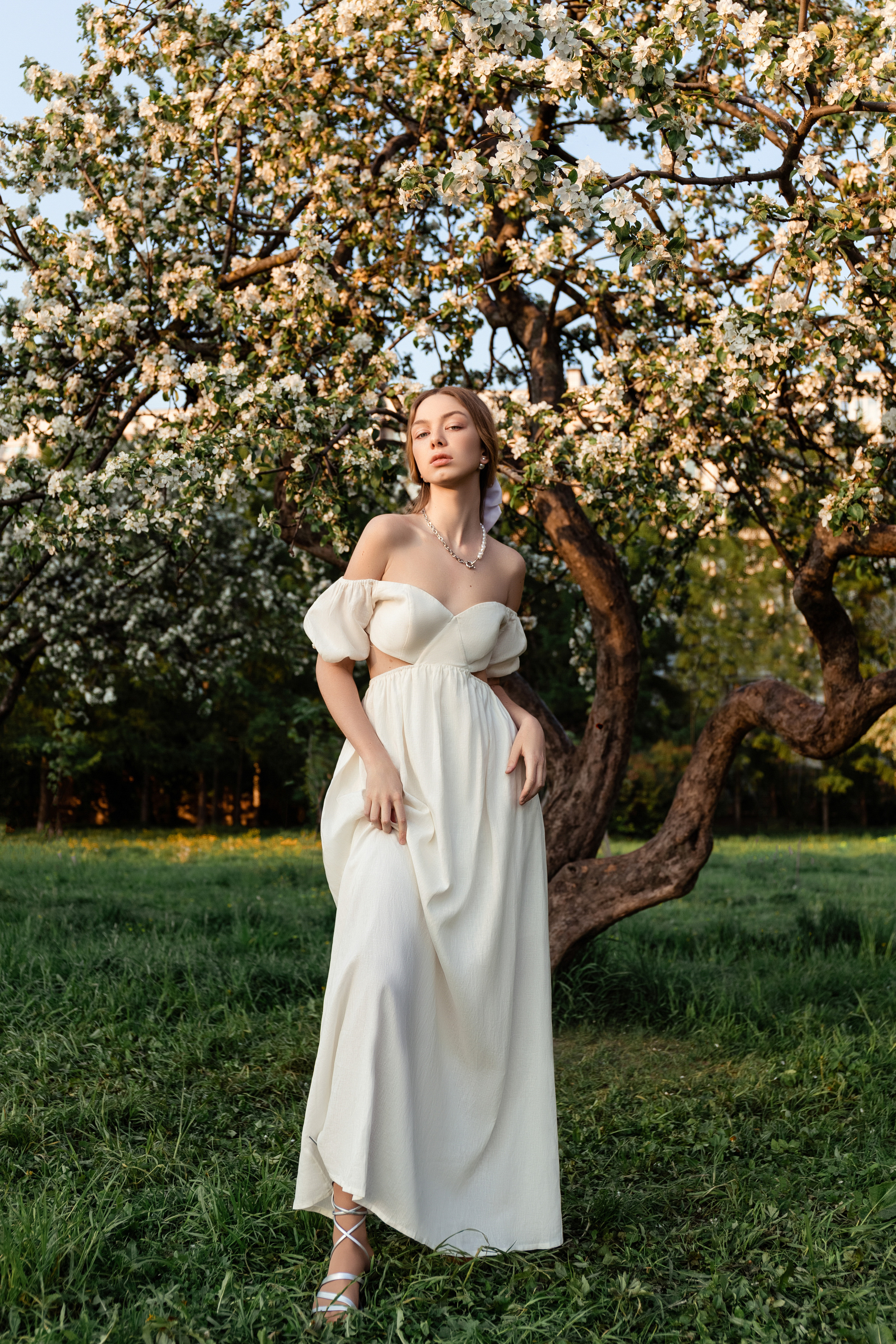 Девушка в белом в яблоневом саду