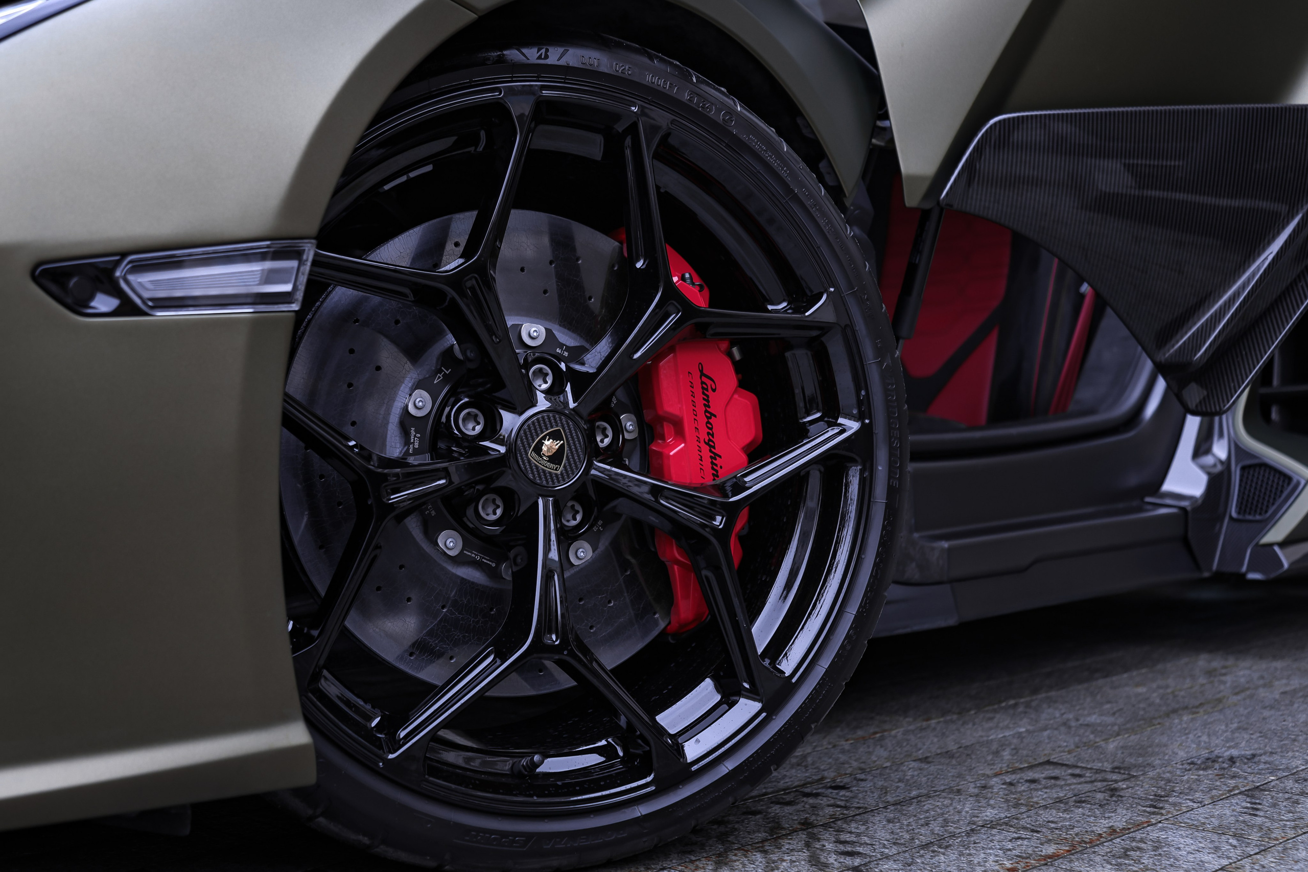 2024 Lamborghini Revuelto 6.5 AMT. Mixturecaptures