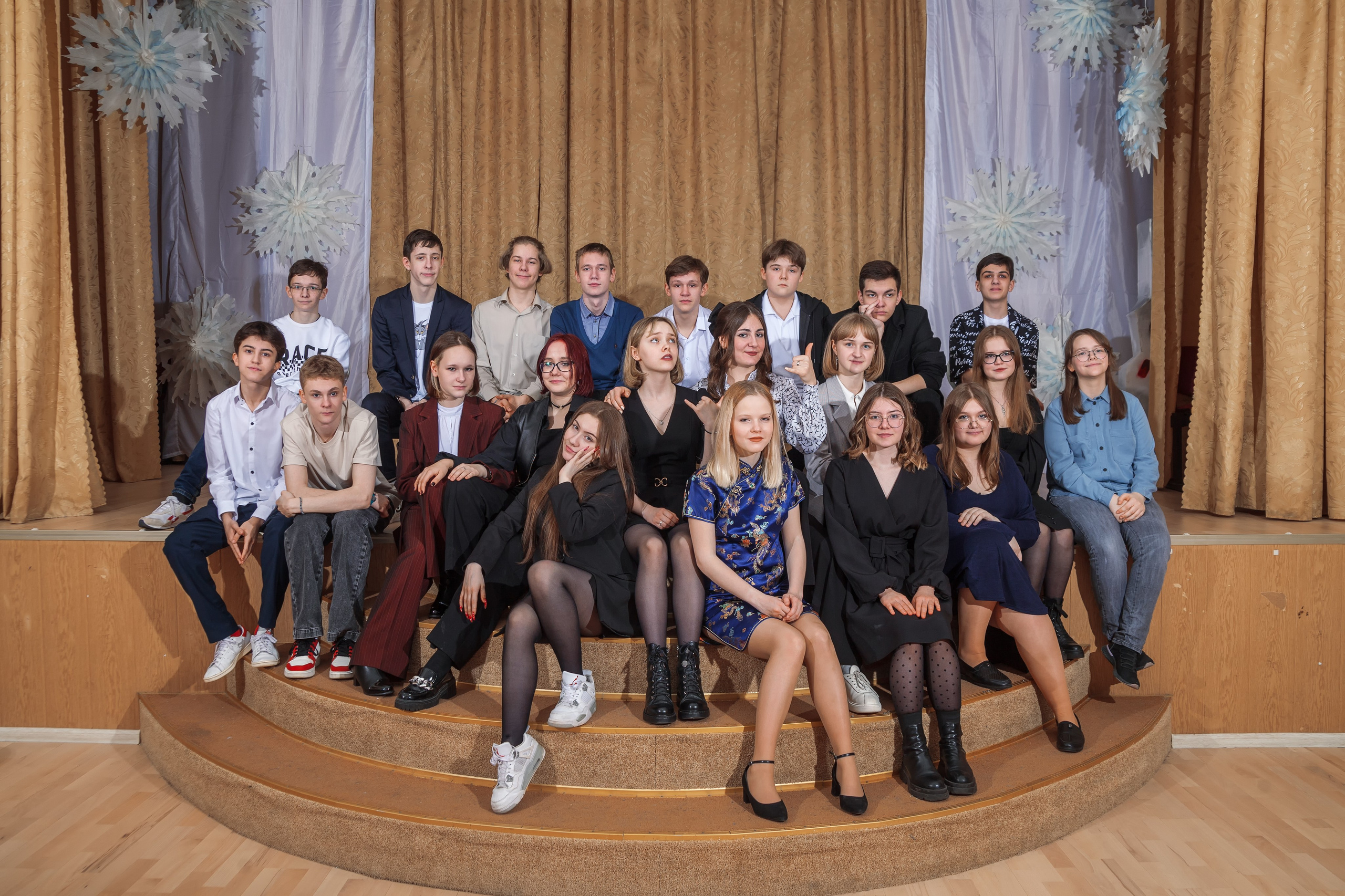 Общая фотография 11 класса снятая  в актовом зале школы