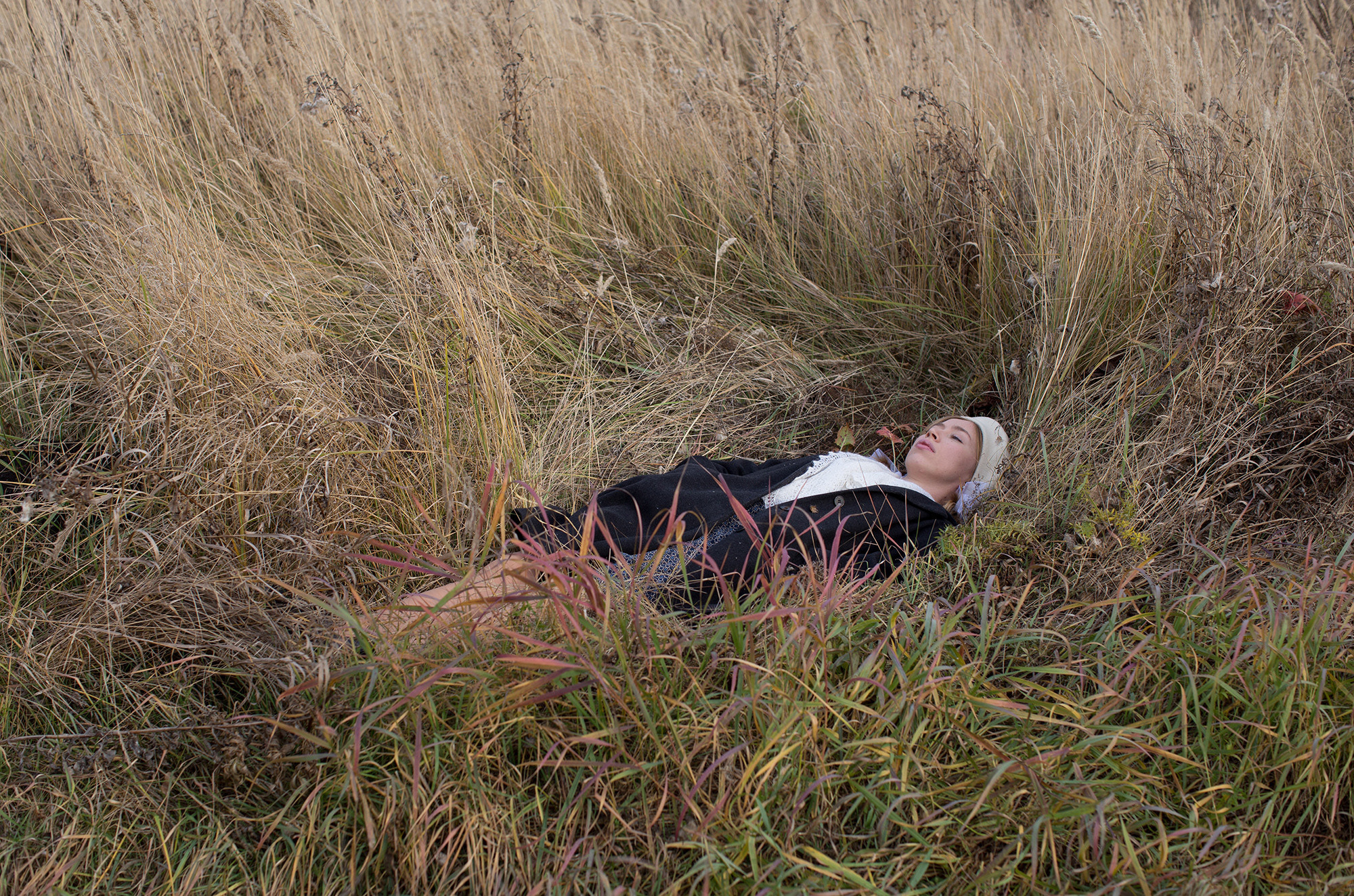 «Однажды Юля, старшая медсестра перевязочной, послала меня к ведущему хирургу доложить о состоянии раненого. Когда я зашла в операционную и стала говорить, а доложить он сам просил несмотря на его занятость. Кинул взгляд на меня, повысил голос: - «Вон из операционной!» Я выскочила из операционной в коридор, ничего не понимая. Вернулась в перевязочную и Юле доложила об этом. А хохотушка она была, всегда в приподнятом настроении, т.к свое дело знала хорошо. Посмотрела она на меня и спросила:- «Ты как есть сейчас, так и в операционную вошла?» Подошла она ко мне, натянула на уши колпачек, заткнув мои красные бантики под него, рассмеялась и вновь отправила меня с докладом к хирургу. На этот раз он выслушал меня и ничего не сказал.… Косы я отстригла только в 1945 г.»»