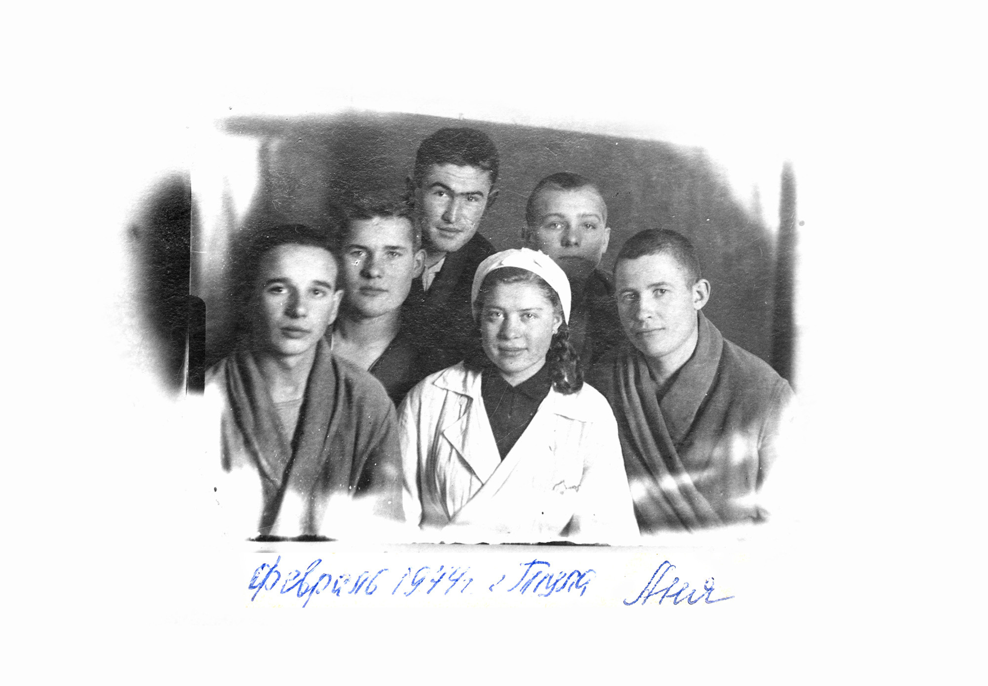 «…И так я начала работать перевязочной медсестрой. Раненых было много, поступали и днем и ночью. Бои шли, и раненых к нам везли, а некоторые добирались сами как могли. Перевязочного материала требовалось много, а его надо было заготовить. После большой дневной нагрузки мы готовили перевязочный материал для стериализации в автоклаве, а также стирали грязные бинты после снятия их с раненых…»