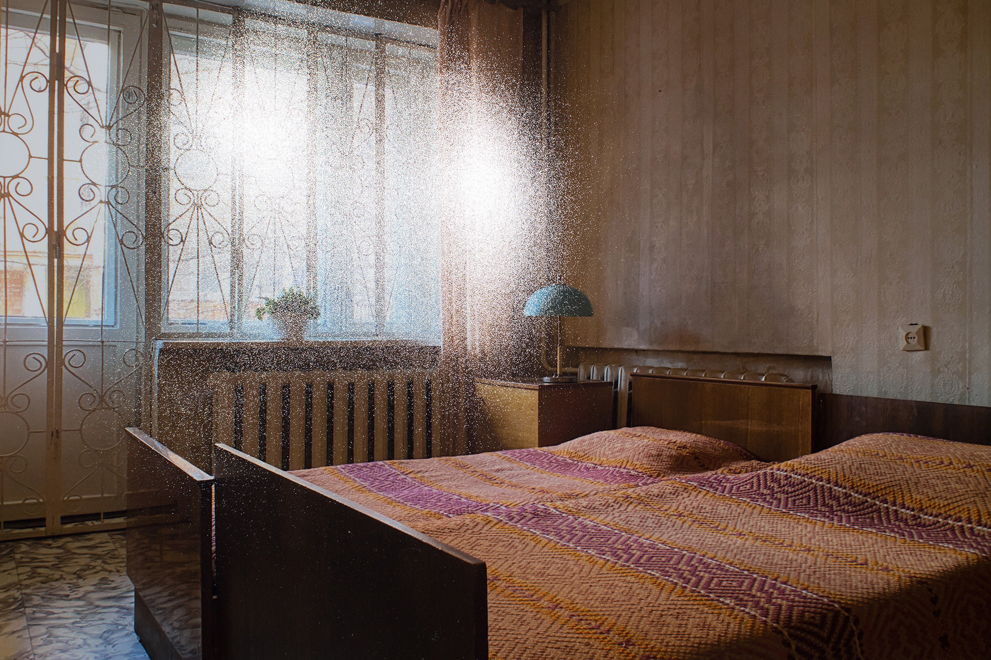 “Люся, моя жена. На самом деле, это – единственный человек, с которым я внутренне общаюсь. Люся подсказывает мне многое, чего я иначе по своей человеческой холодности не понял бы и не сделал. Она также большой организатор, тут она мой мозговой центр. Мы вместе. Это дает жизни смысл” из «Горький, Москва, далее везде» (1989)