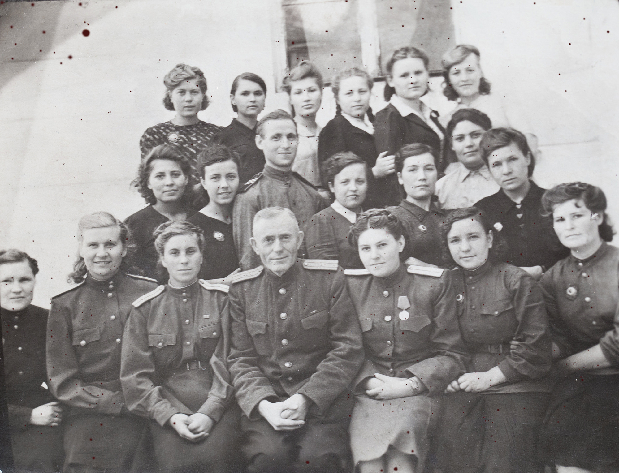 «ТулаТяжелораненых обрабатывали в приемном отделении. Мыли, стригли под машинку. Поступали и с педикулезом (вшивостью), их стригли, а чаще всего брили все места, где только гнездились вши. Бойцы, уставшие на передовой фронта, после санобработки, хирургической обработки ран, операций, перевязок, приема горячей пищи, погружались в глубокий продолжительный сон на чистой постели в легком нательном белье. Они крепко спали, порою выкрикивая во сне слова, которые кричали на поле боя. Им ничего не надо было, только поспать, выспаться, отдохнуть.»  