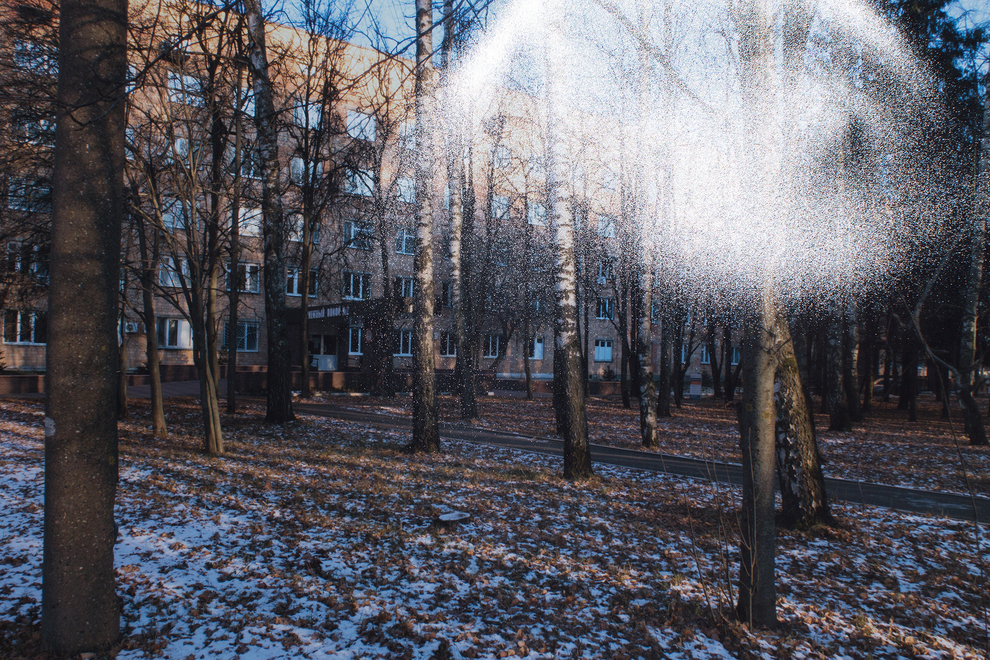 «7 мая, когда я провожал жену на очередной допрос, в здании прокуратуры меня схватили переодетые в медицинские халаты сотрудники КГБ и с применением физической силы доставили в Горьковскую областную клиническую больницу имени Семашко. Там меня насильно держали и мучили четыре месяца. Попытки бежать из больницы неизменно пресекались сотрудниками КГБ, круглосуточно дежурившими на всех возможных путях побега.» из книги А.Д. Сахарова «Горький, Москва, далее везде» .