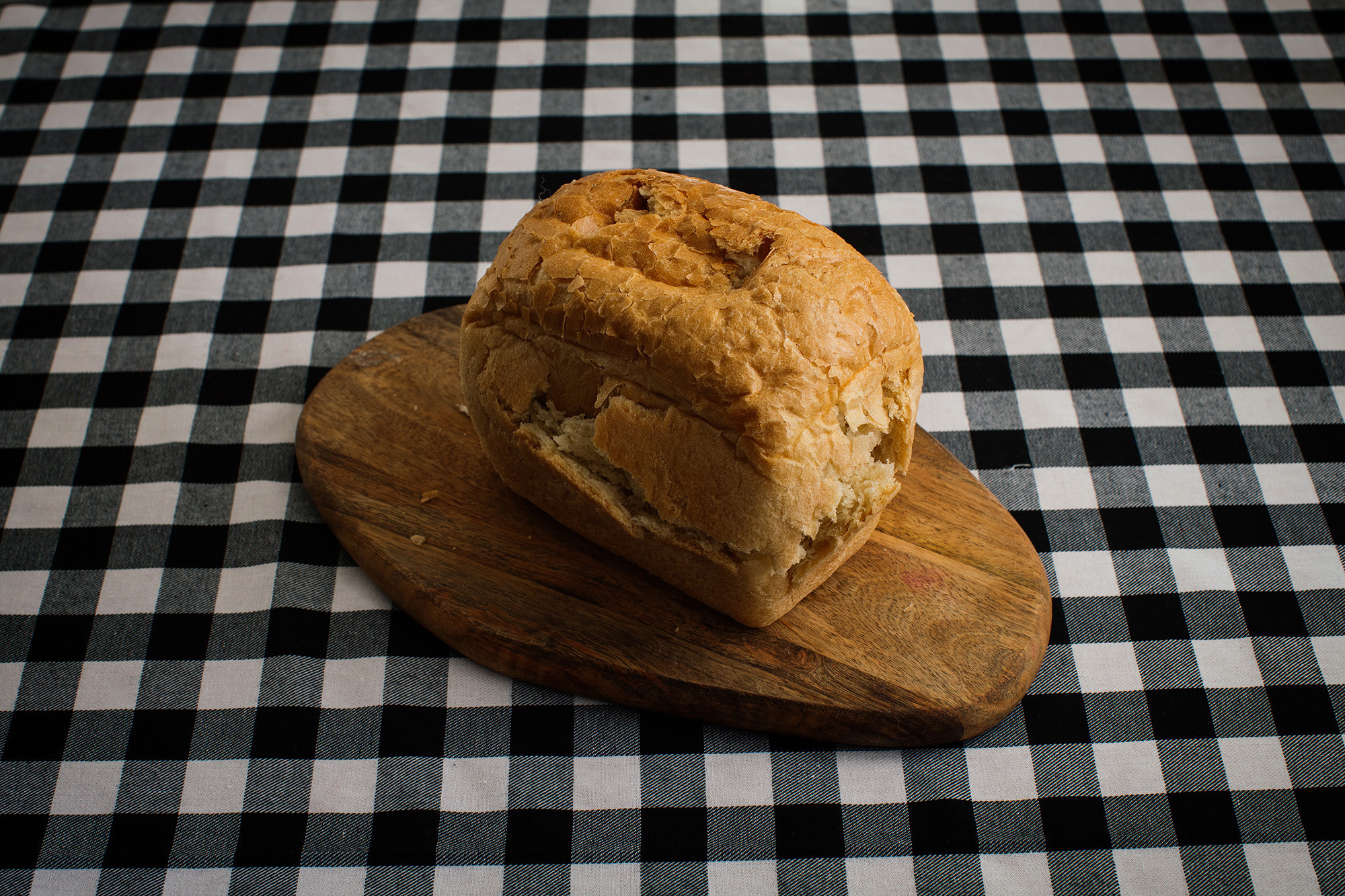 «25–27 мая применялся наиболее мучительный и унизительный, варварский способ. Меня опять валили на спину на кровать, без подушки, привязывали руки и ноги. На нос надевали тугой зажим, так что дышать я мог только через рот. Когда же я открывал рот, чтобы вдохнуть воздух, в рот вливалась ложка питательной смеси или бульона с протертым рисом. Иногда рот открывался принудительно, рычагом, вставленным между деснами. Чтобы я не мог выплюнуть питательную смесь, рот мне зажимали, пока я ее не проглочу. Все же мне часто удавалось выплюнуть смесь, но это только затягивало пытку. Особая тяжесть этого способа кормления заключалась в том, что я все время находился в состоянии удушья, нехватки воздуха (что усугублялось плохим положением тела и головы). Я чувствовал, как бились на лбу жилки, казалось, что они вот-вот разорвутся. 27 мая я попросил снять зажим, обещав глотать добровольно. К сожалению, это означало конец голодовки (чего я тогда не понимал). Я предполагал потом, через некоторое время (в июле или в августе), возобновить голодовку, но все время откладывал. Мне оказалось психологически трудным вновь обречь себя на длительную — бессрочную — пытку удушьем. Гораздо легче продолжать борьбу, чем возобновлять.» из «Горький, Москва, далее везде» (1989)