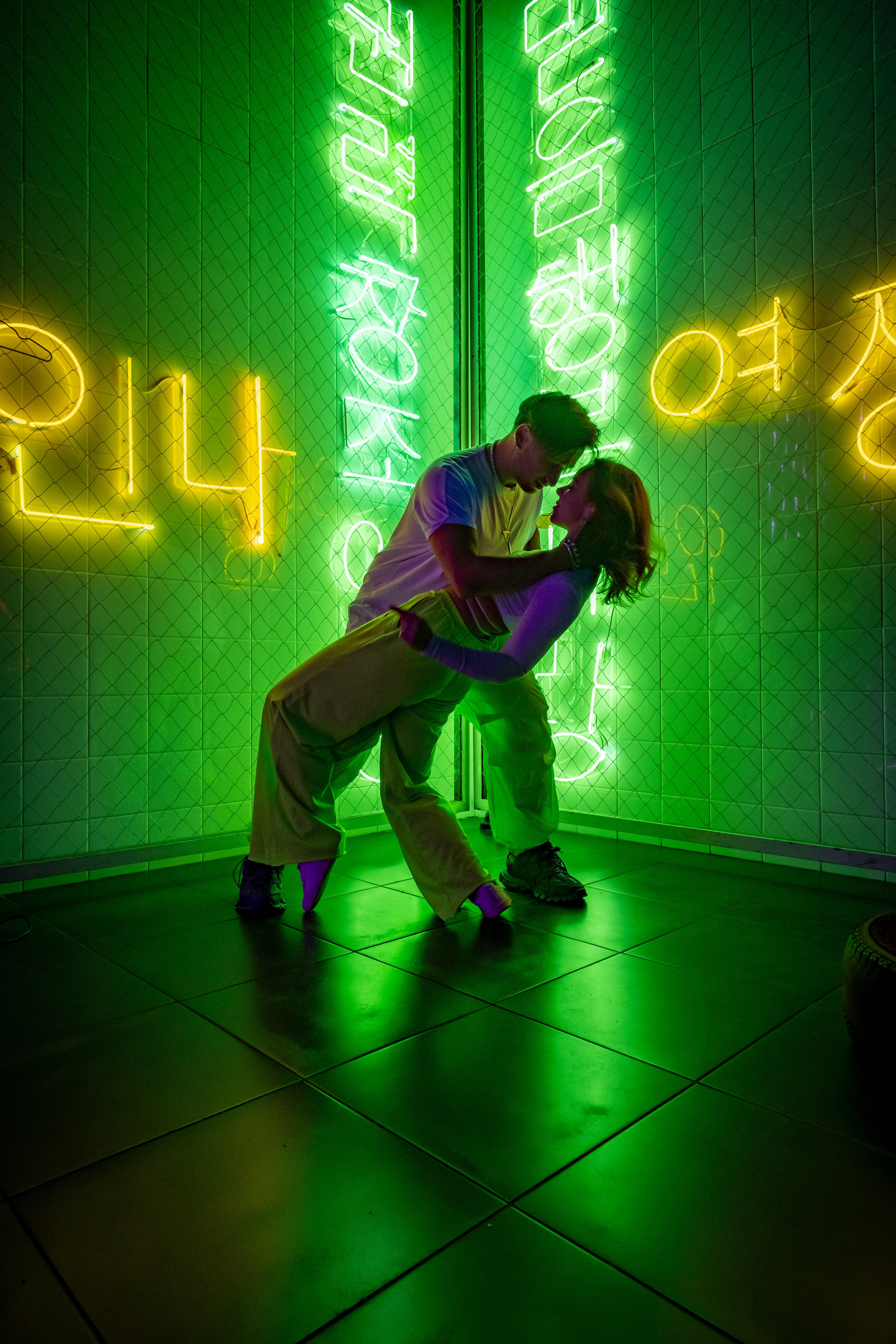 Съёмка в студии. Неон. Любовь Потапова