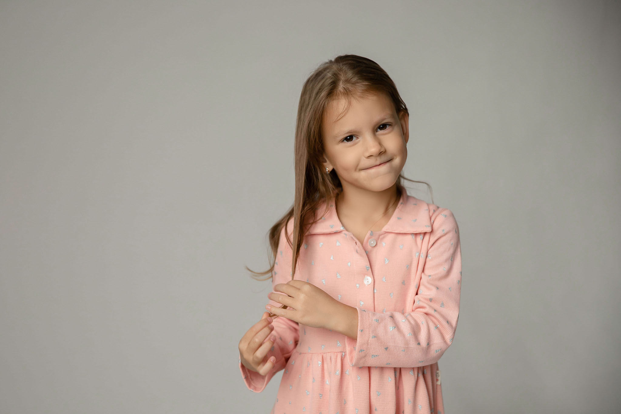 Мама и дочка фотосессия на циклораме в Краснодаре. Семейный и свадебный фотограф в Краснодаре. Кристина Ендальцева