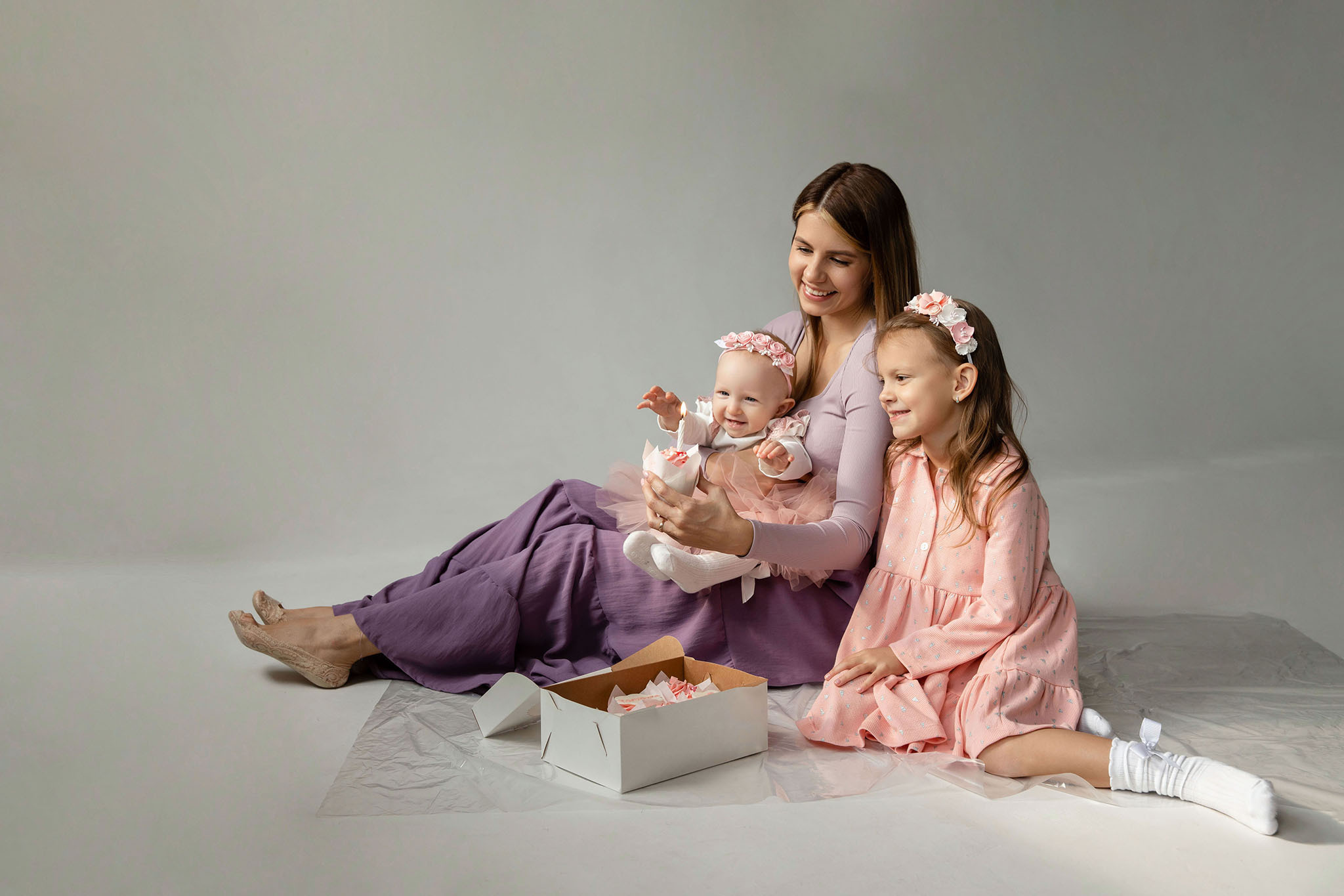 Мама и дочка фотосессия на циклораме в Краснодаре. Семейный и свадебный фотограф в Краснодаре. Кристина Ендальцева