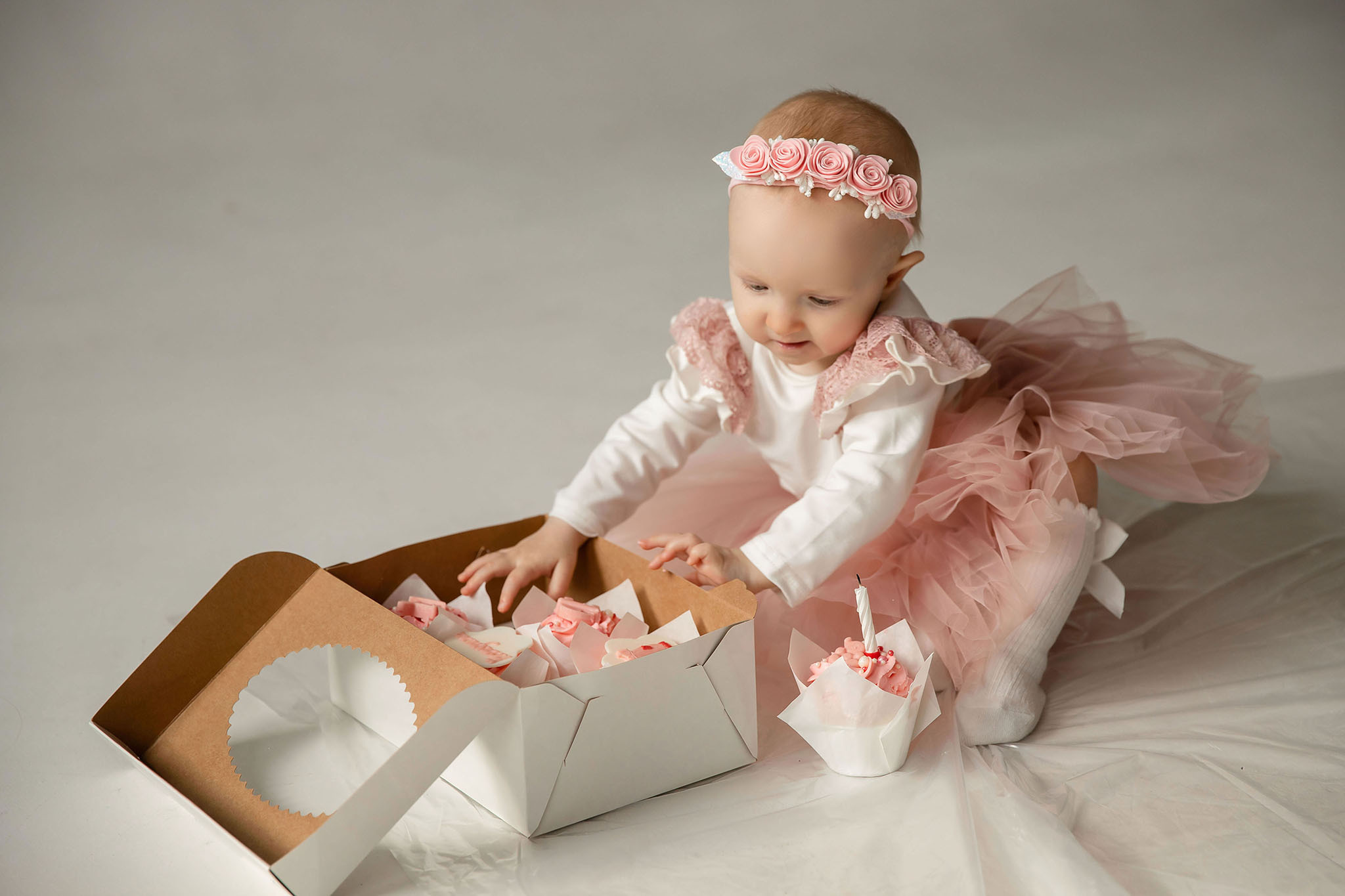 Мама и дочка фотосессия на циклораме в Краснодаре. Семейный и свадебный фотограф в Краснодаре. Кристина Ендальцева