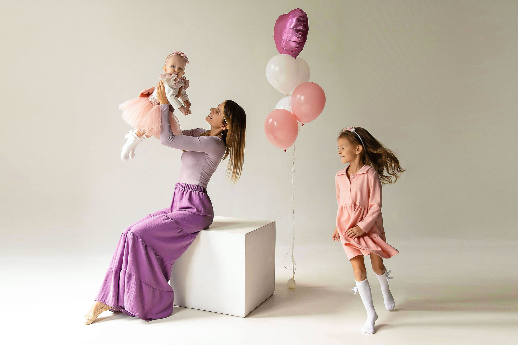 Мама и дочка фотосессия на циклораме в Краснодаре. Семейный и свадебный фотограф в Краснодаре. Кристина Ендальцева