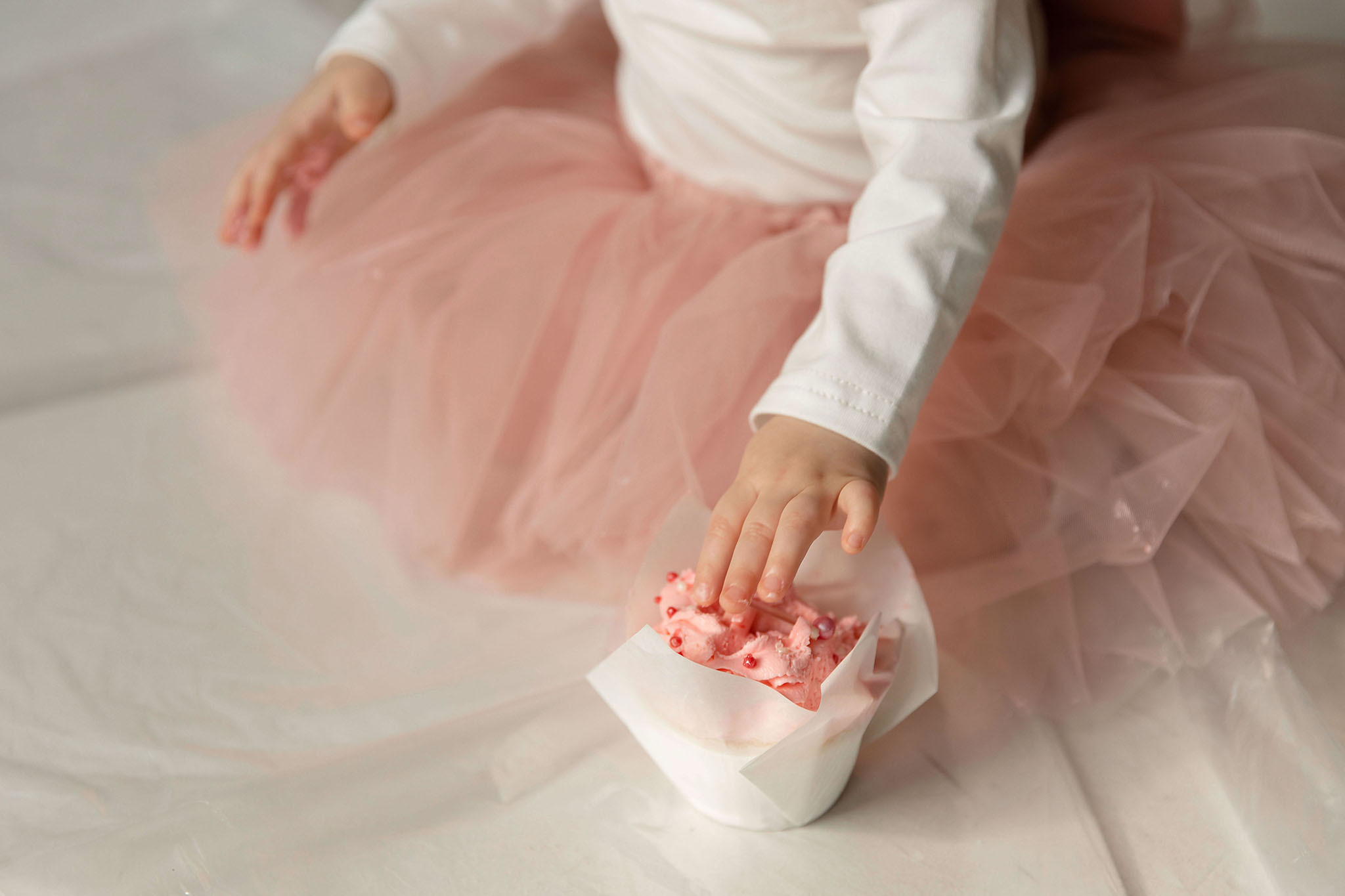 Мама и дочка фотосессия на циклораме в Краснодаре. Семейный и свадебный фотограф в Краснодаре. Кристина Ендальцева