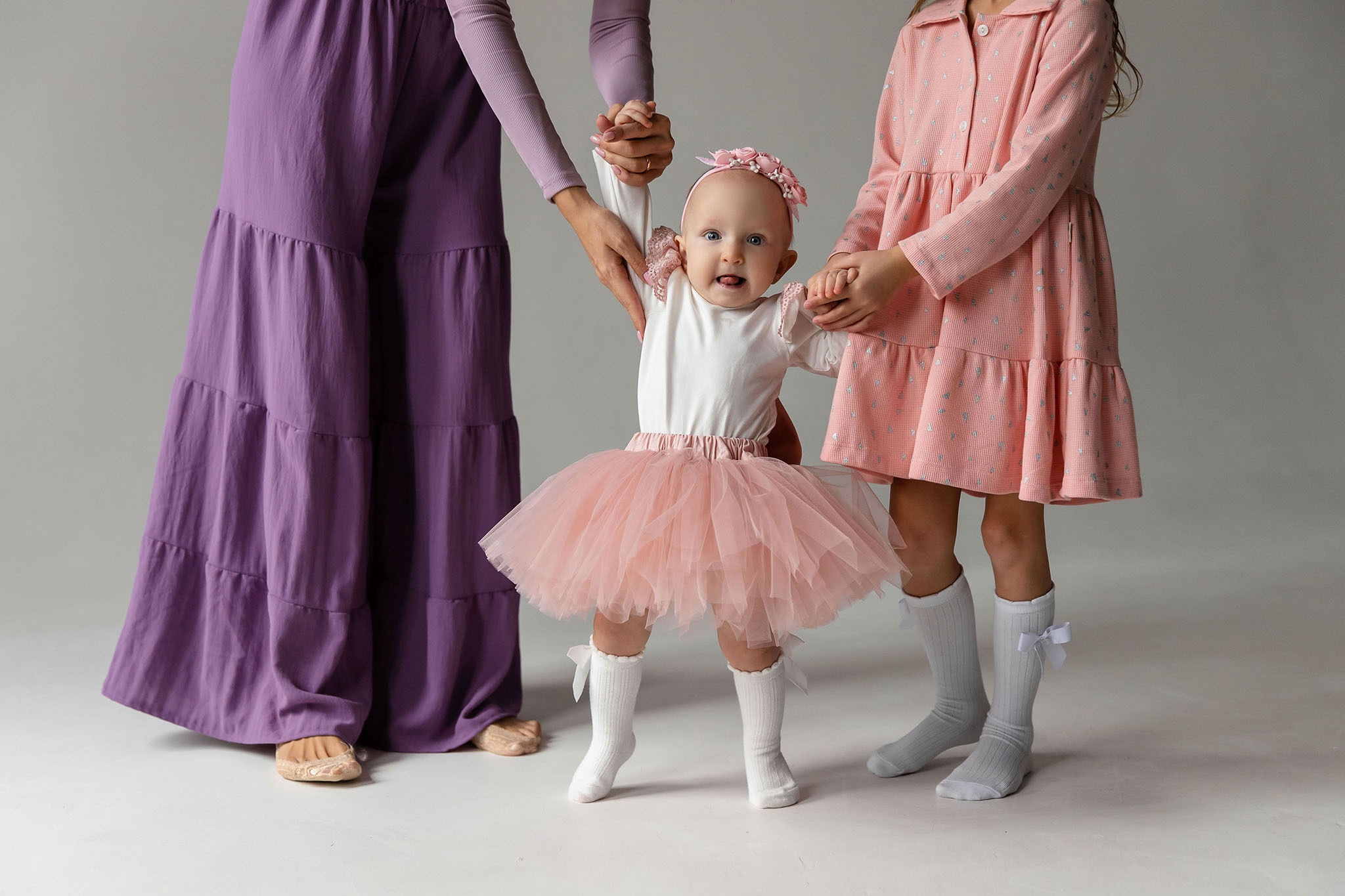 Мама и дочка фотосессия на циклораме в Краснодаре. Семейный и свадебный фотограф в Краснодаре. Кристина Ендальцева