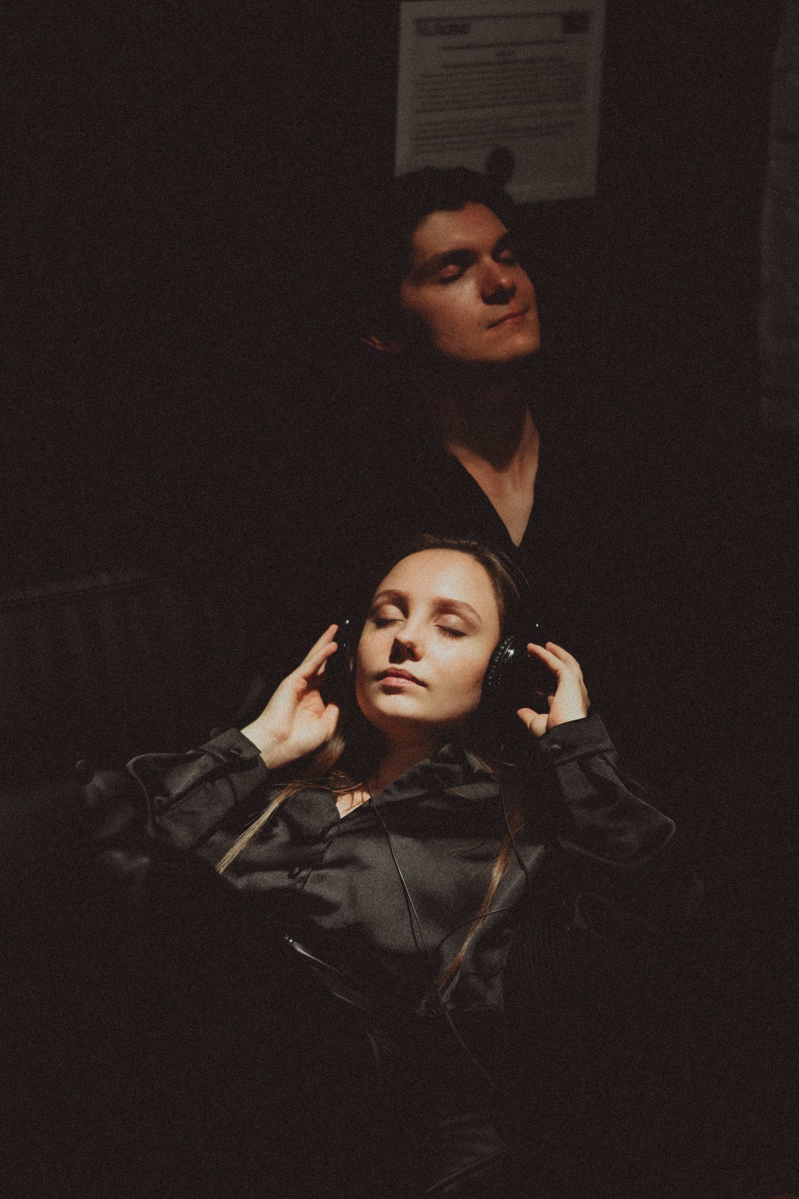 Парная ретро фотосессия в магазине с виниловыми пластинками