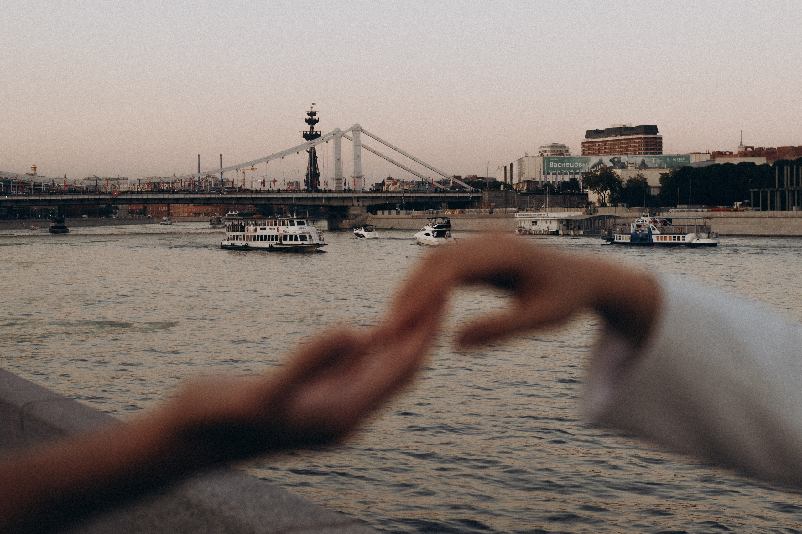 Любовь на набережной в Москве