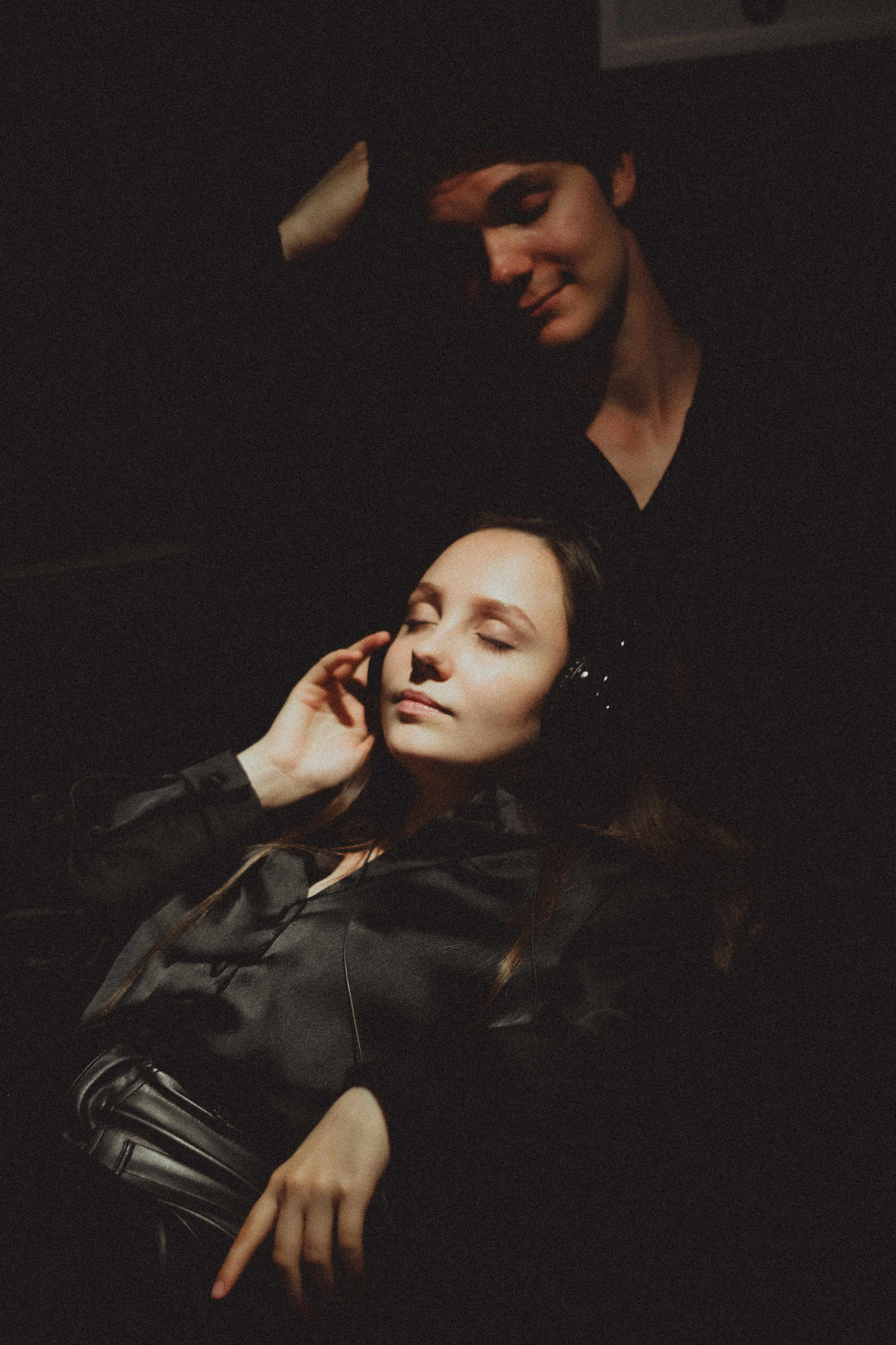 Парная ретро фотосессия в магазине с виниловыми пластинками