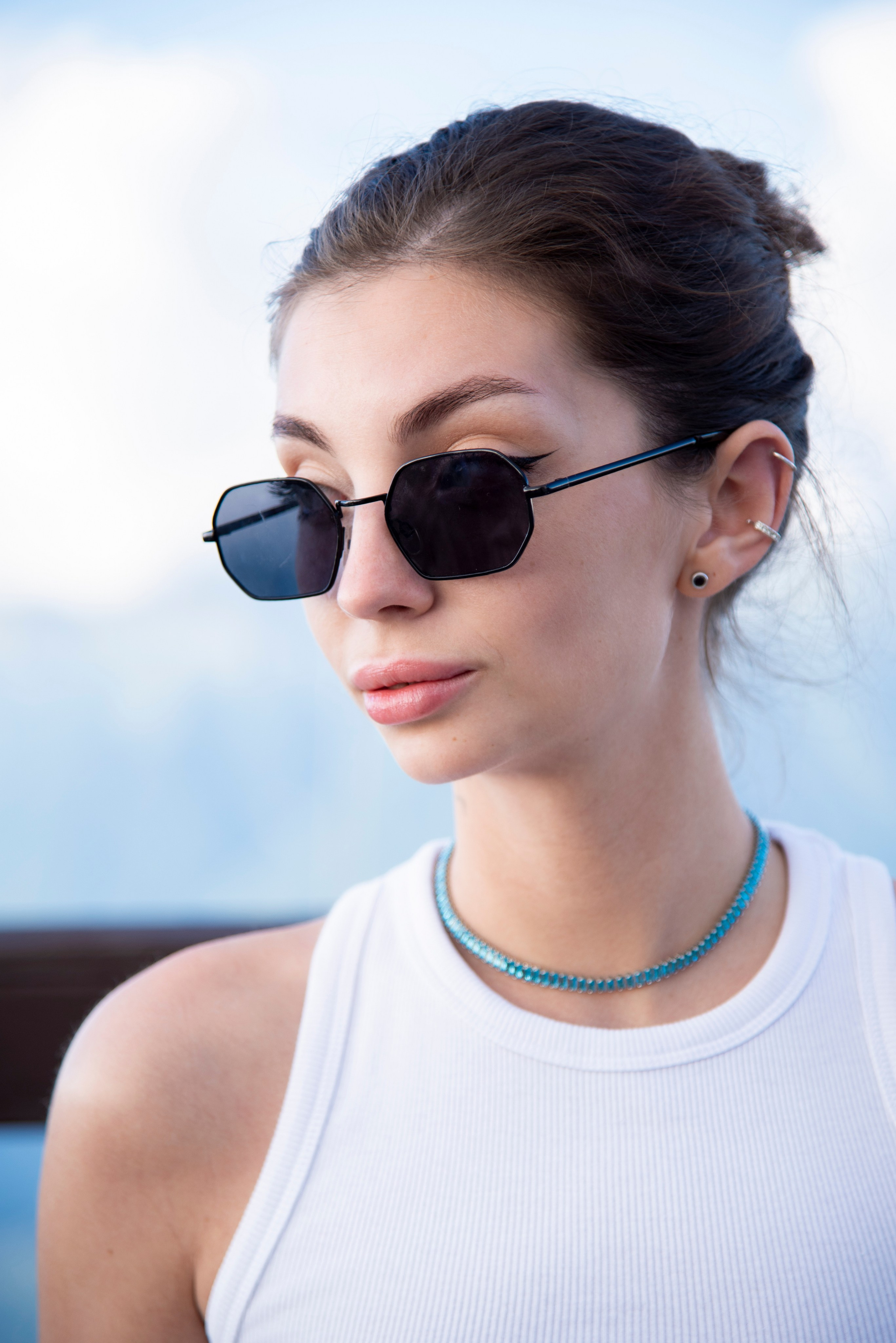 красивая девушка, похожа на Анжелину Джолли, белая майка, вершина горы. красная поляна