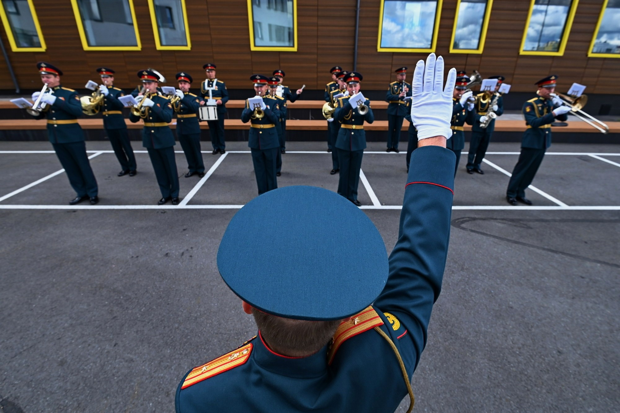 Военный оркестр играет перед началом Областного педагогического форума в Гатчине, Ленинградская область, 22 августа 2025 года.