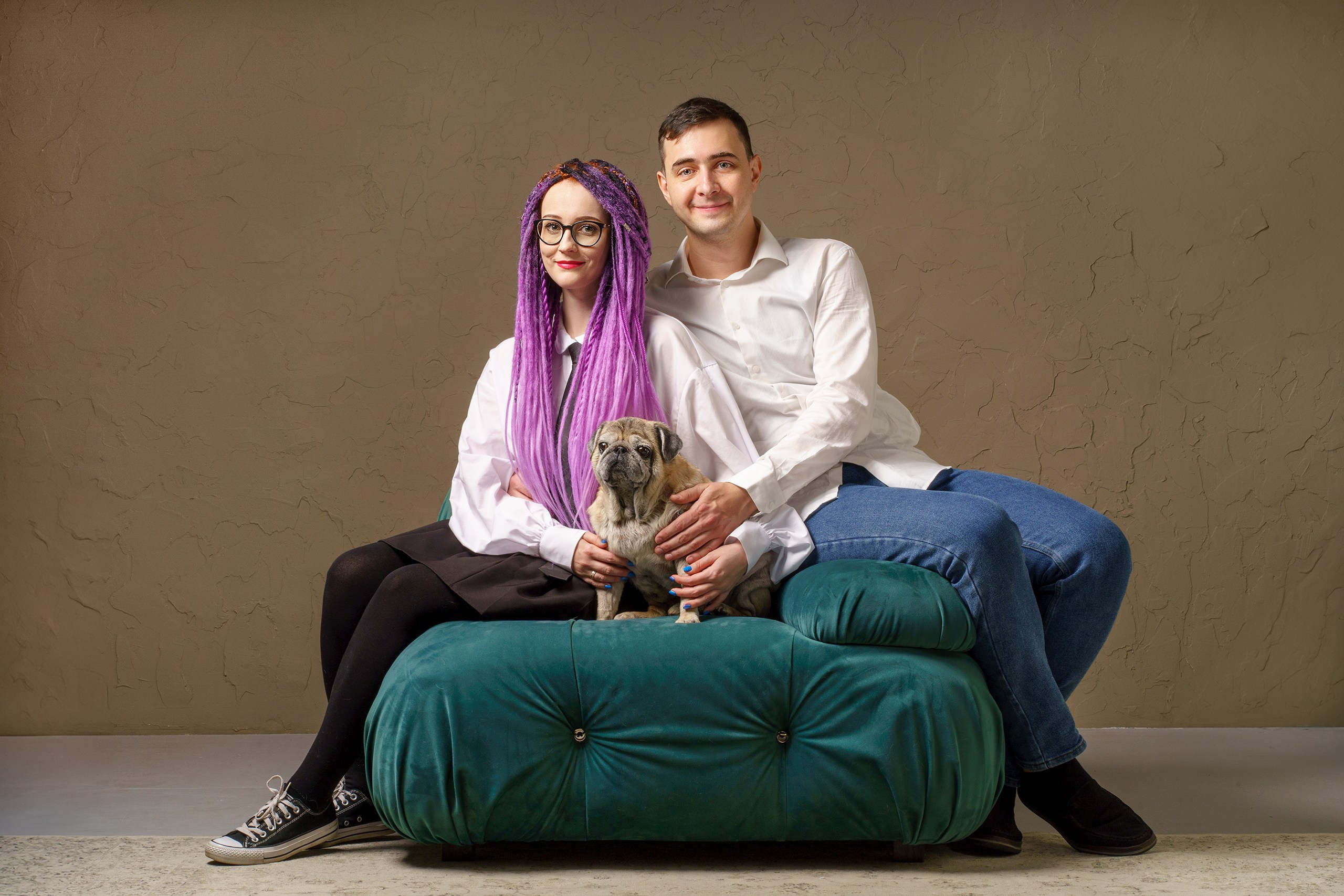 Молодая пара с собакой на диване фотосъемка в студии