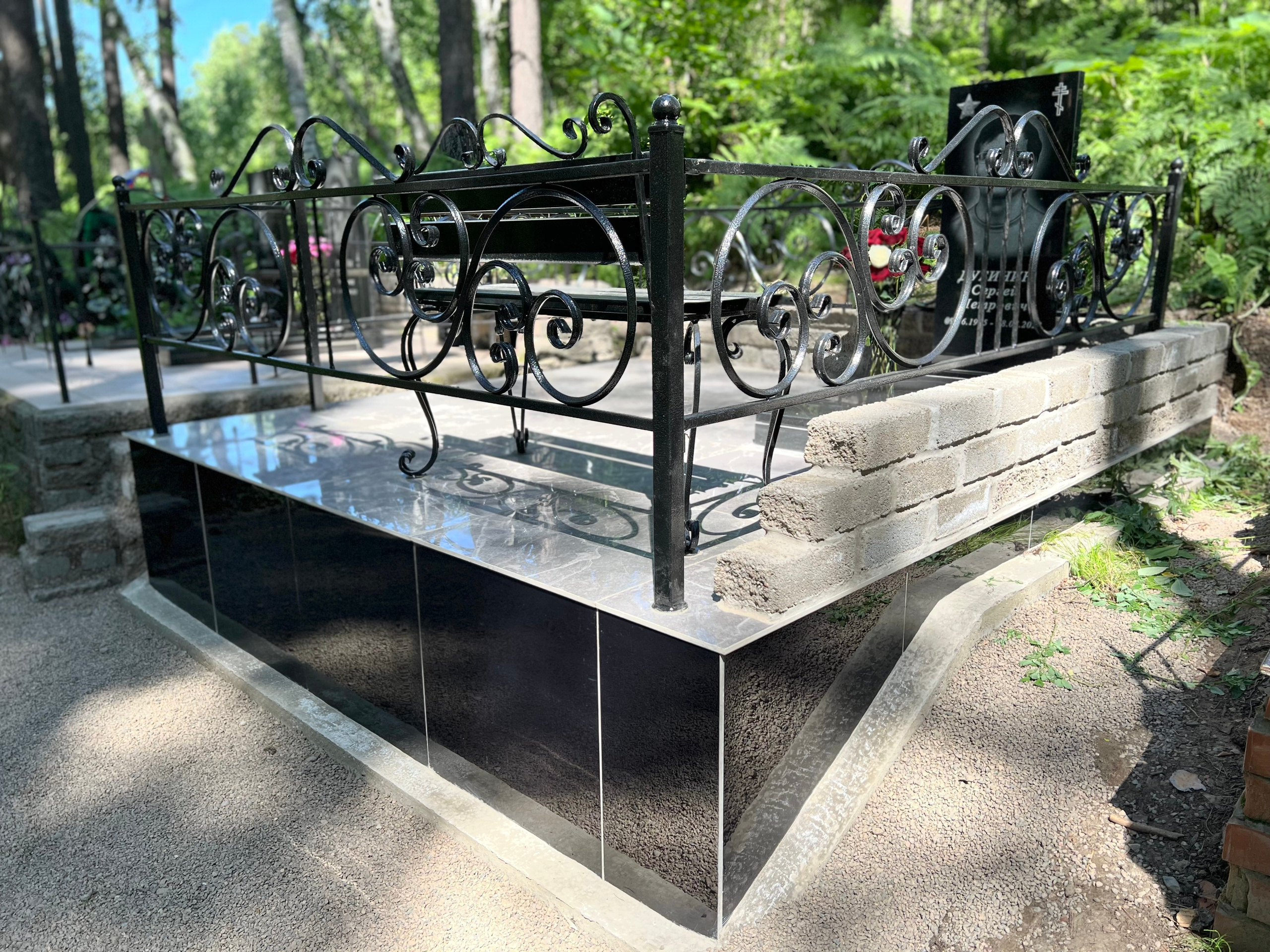 Благоустройство (наши работы). ГРАНИТ26 Ритуальные услуги Железногорск. Благоустройство могил, продажа памятников