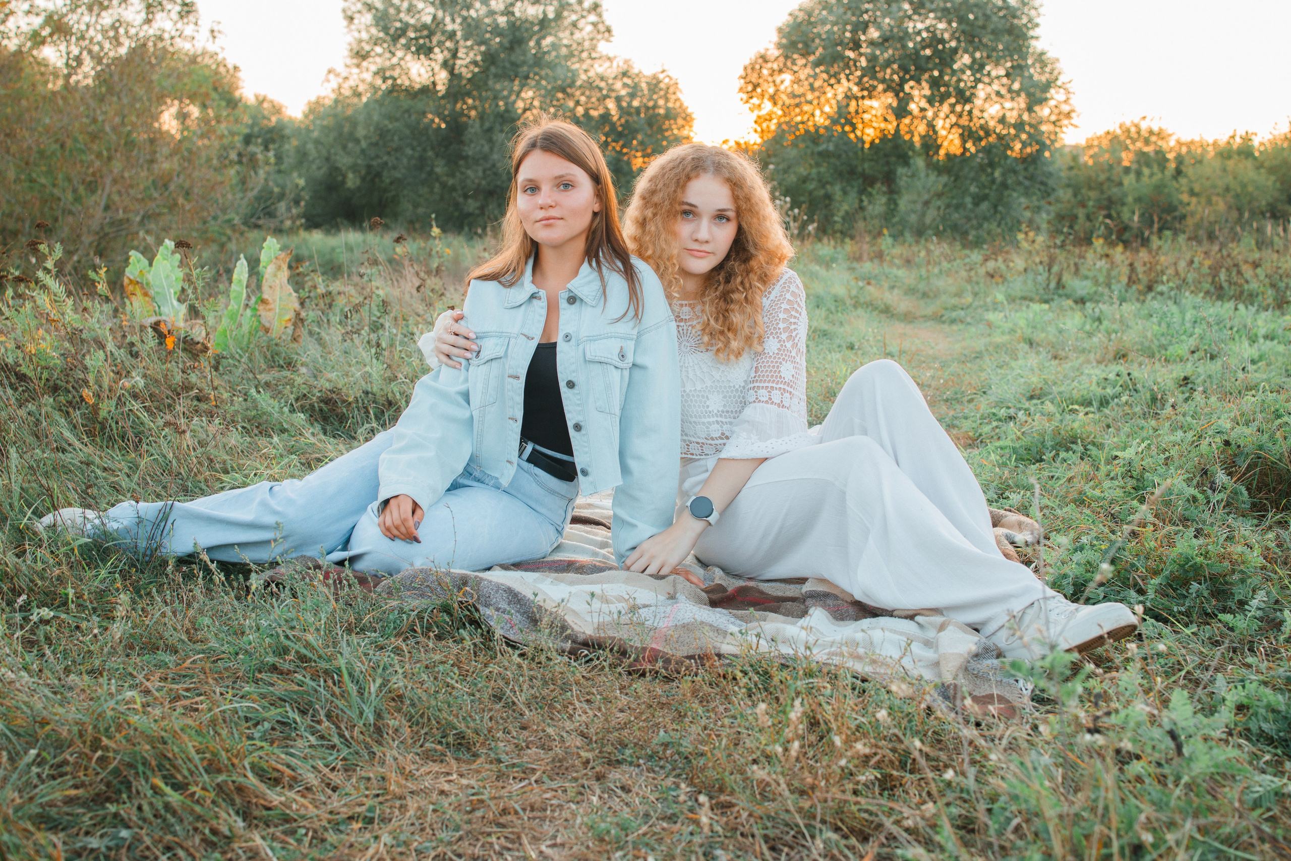 Прогулочная фотосессия на выпускной альбом с 11 классом в Серпухове. Выпускные альбомы в Серпухове