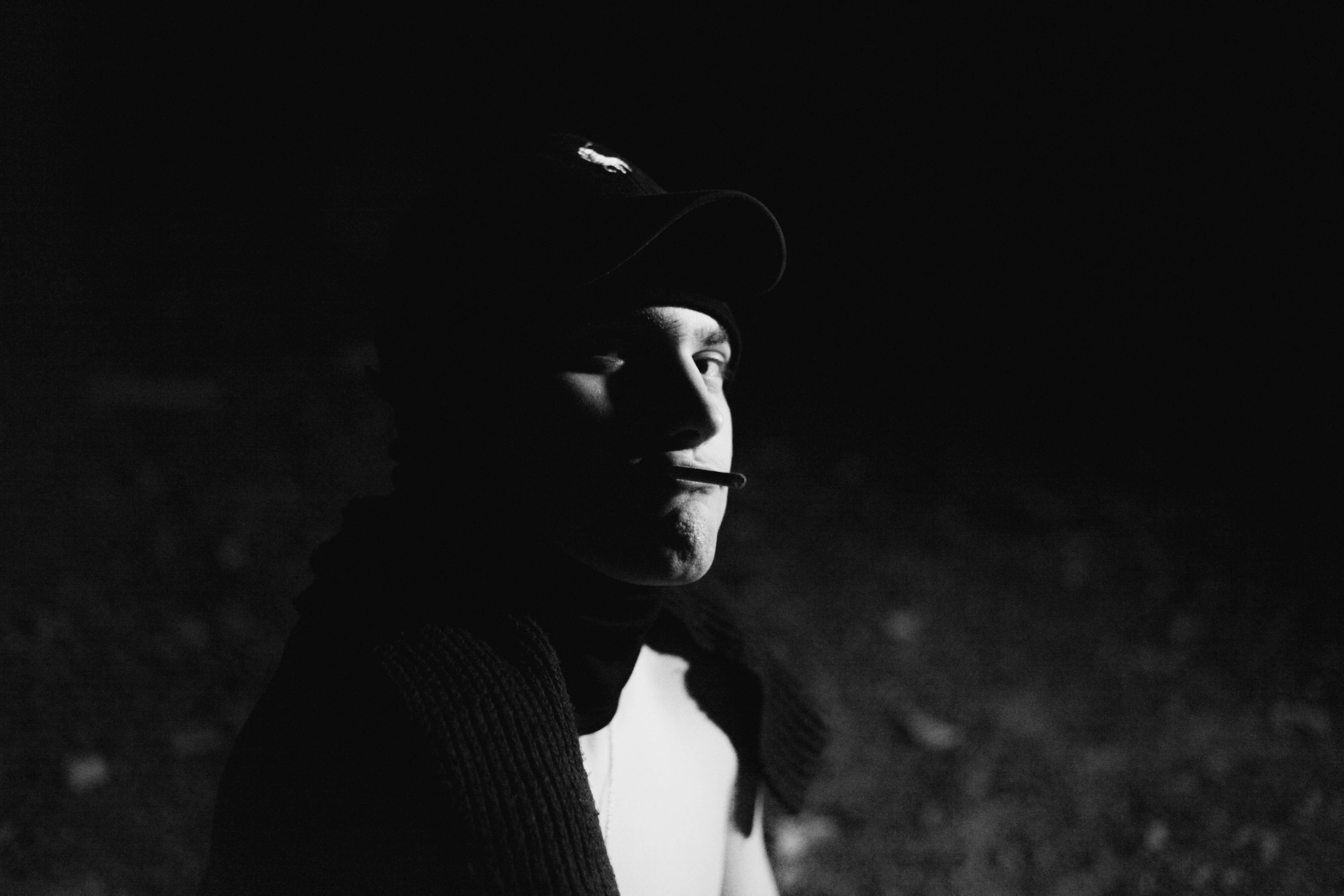 «Затянутая тишина: воспоминания прошлой жизни». Уличный фотограф Города N