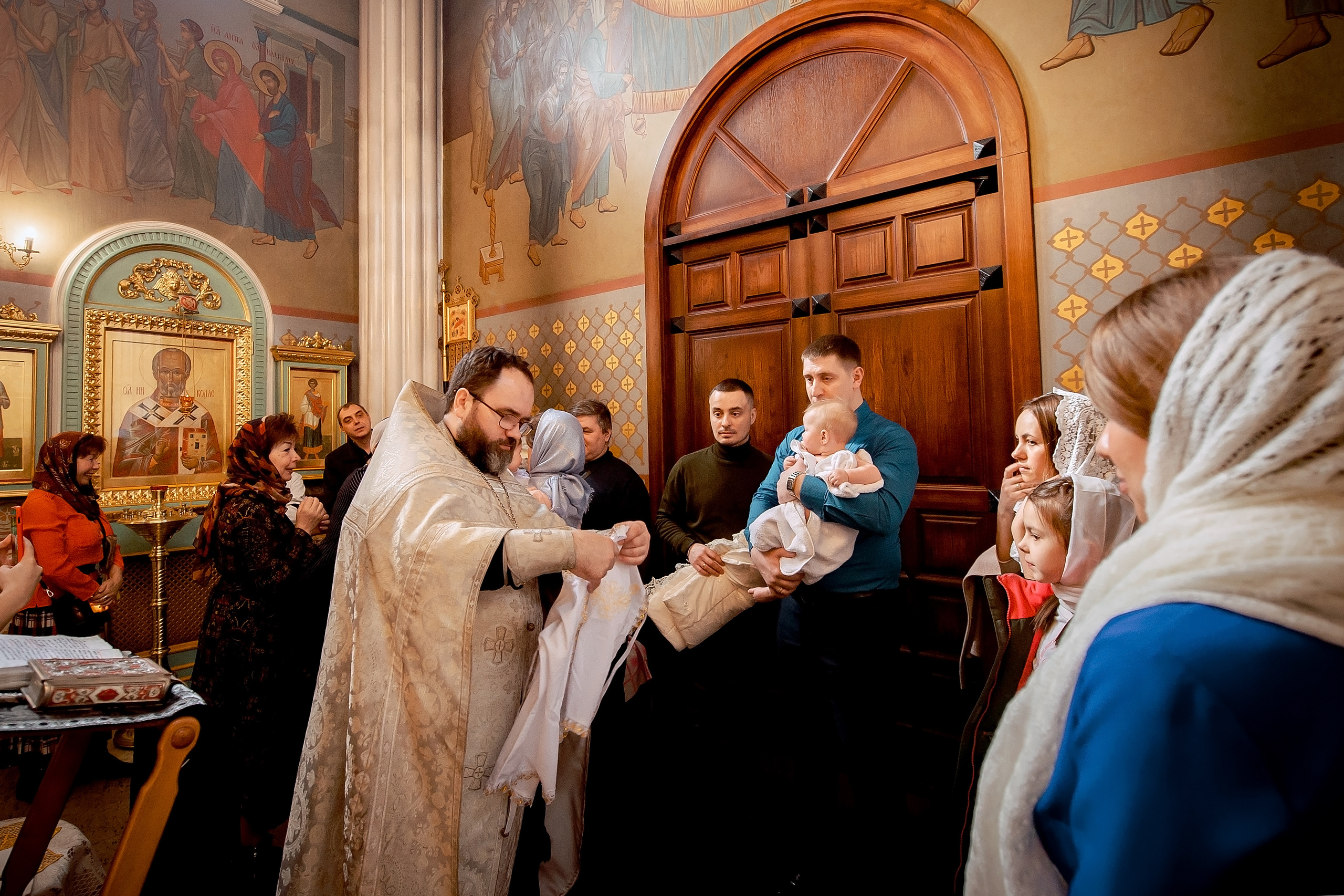 Фотосъемка крещения в Щелково. Свадебный и семейный фотограф Виктория Носачёва. Щелково, Москва и МО