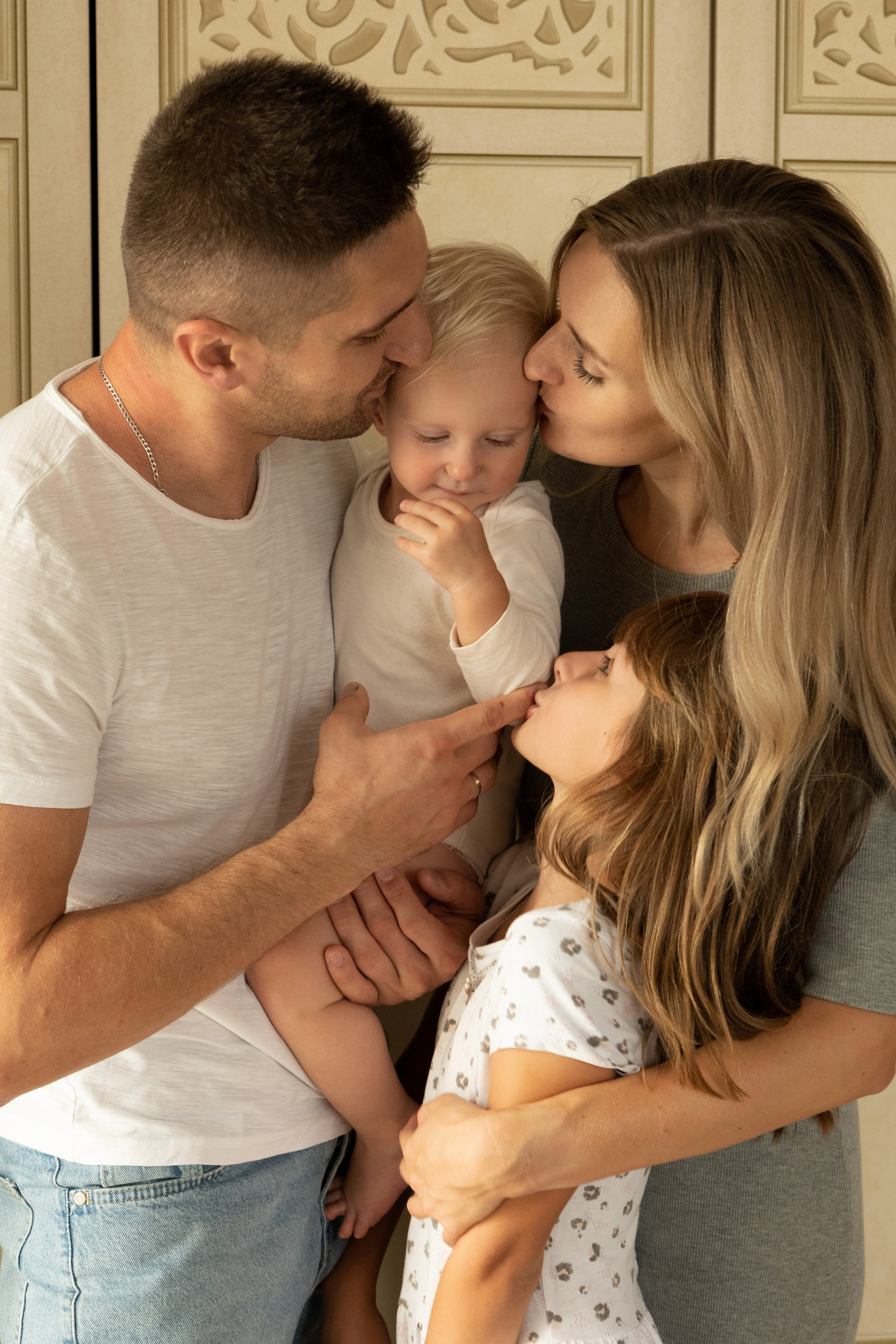 Семейная фотосессия дома. Фотограф видеограф Ольга Василевская