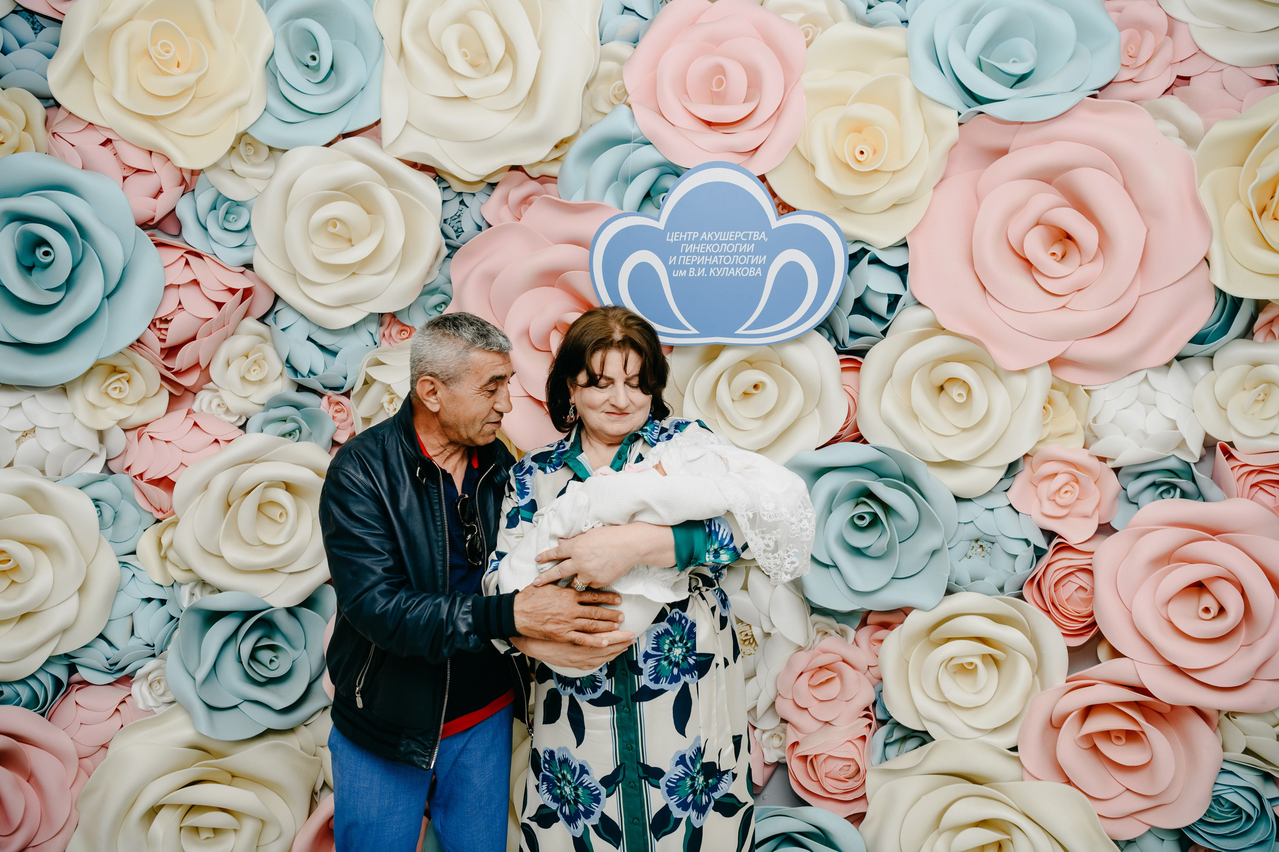 Выписка Амелии в ФГБУ Кулакова. Фотограф на выписку из роддома в Москве и МО