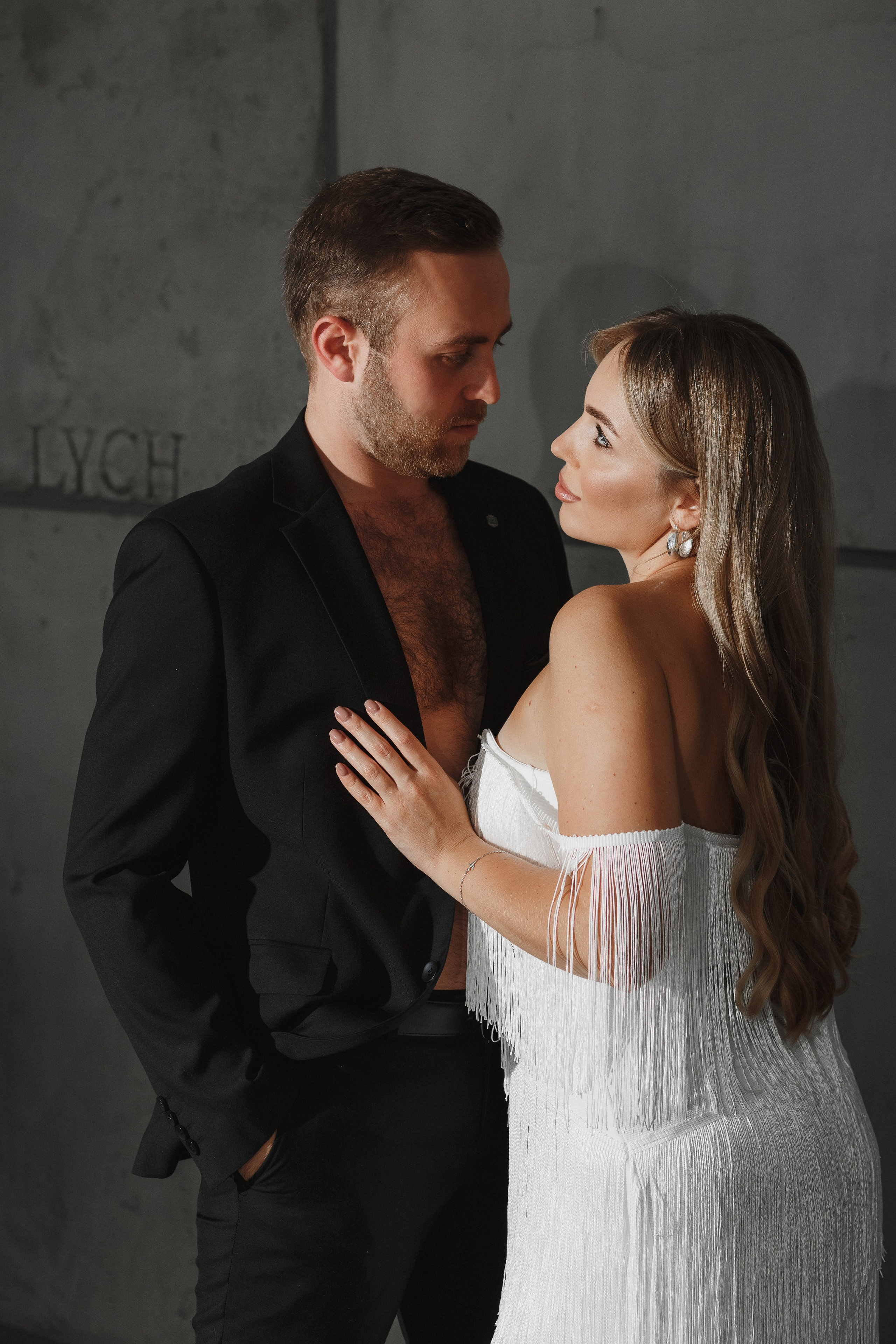 Любовь в объективе: Олег и Настя в фотостудии Таганрога. Свадебный и семейный фотограф в Таганроге Бакарюк Антон