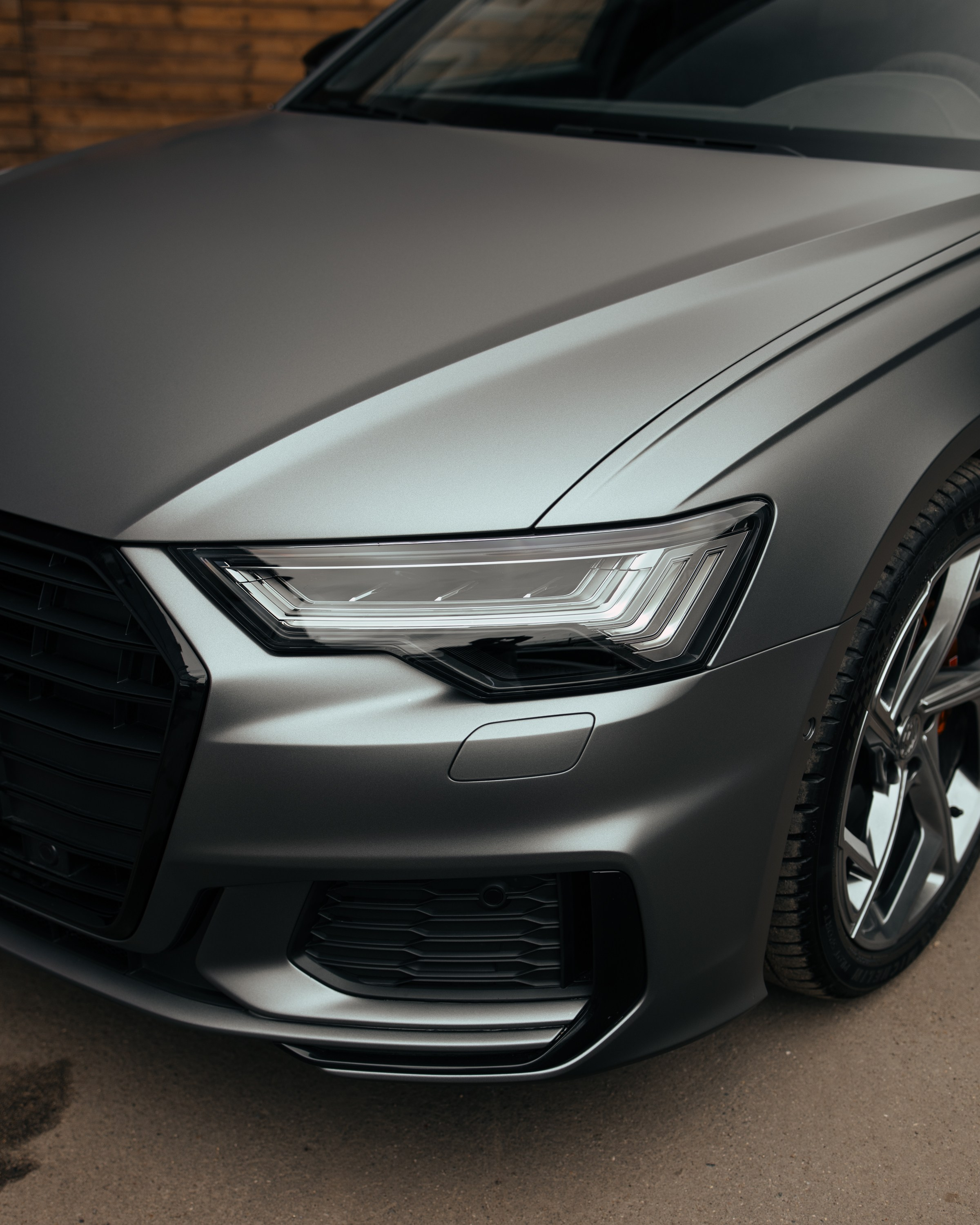 Audi A6 2 раза поменяла цвет, оклейка с проемами в зеленый и преклейка в серый. DeLorein