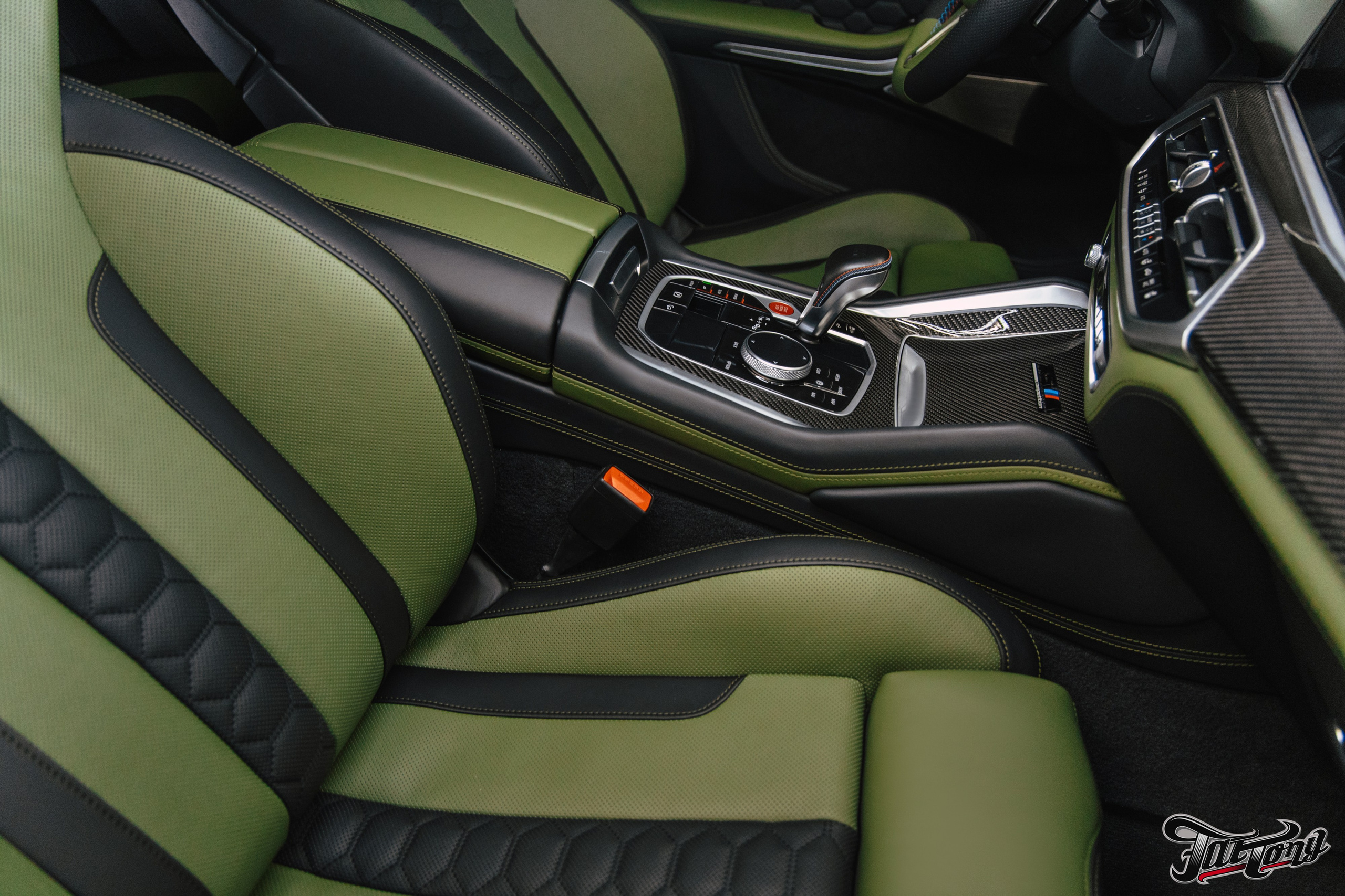 BMW X5M пошив салона в зеленую кожу. DeLorein