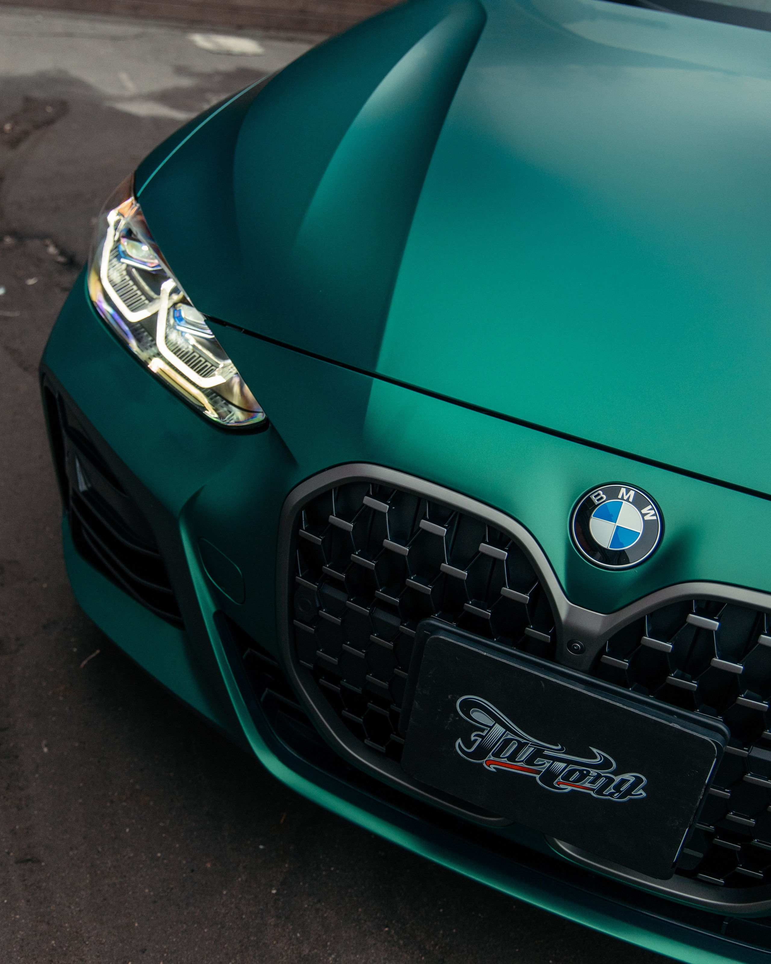 BMW 440i оклейка в цветной полиуретан Wematec matt green chrome с проемами. DeLorein