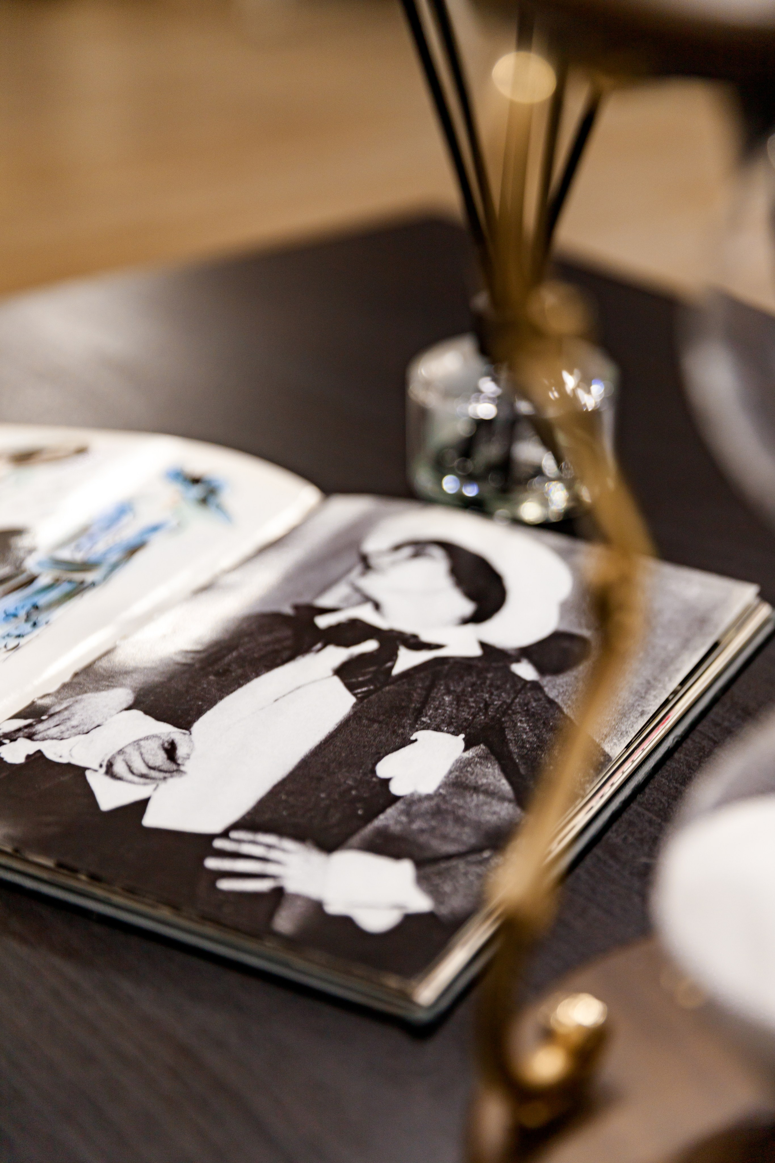 Архивный модный альбом на столе ателье, тёплый дневной свет, Екатеринбург, фотограф Илья Антропов