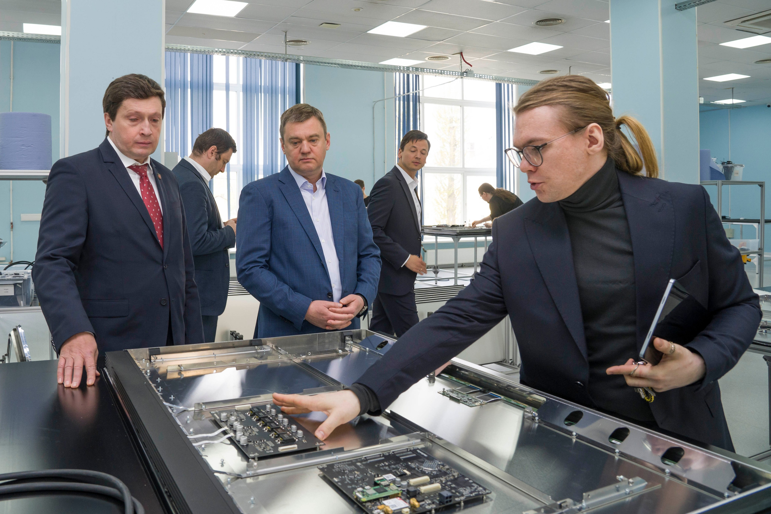 Вице-губернатор Санкт-Петербурга с делегацией на производстве. Фотограф в Санкт-Петербурге. Репортажная и все съёмки для бизнеса