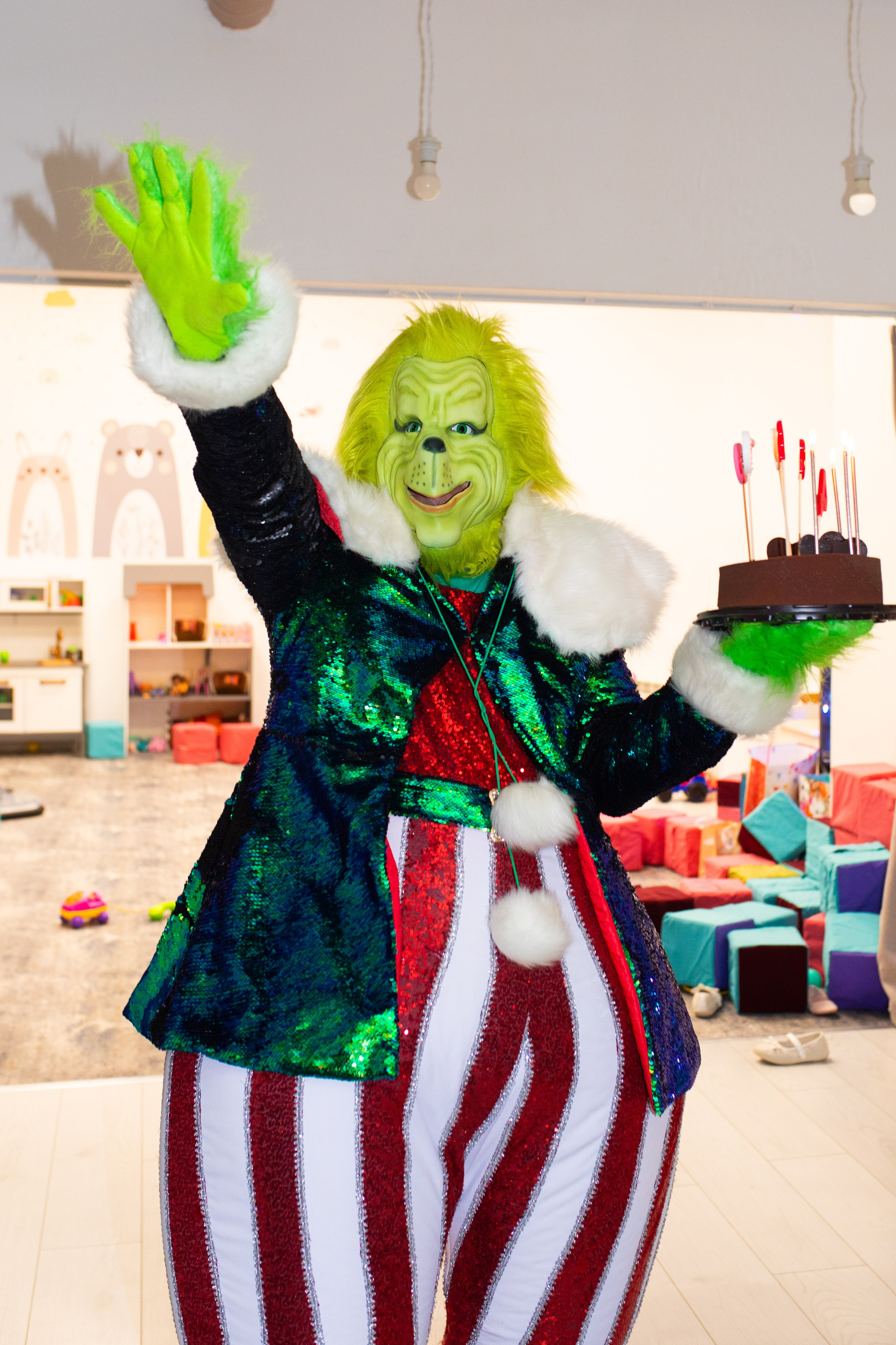 Гринч или как выключили свет в лофте вечером) атмосферные фото детского праздника со свечами и фонариками. Фотограф в Новосибирске Ася Зверева