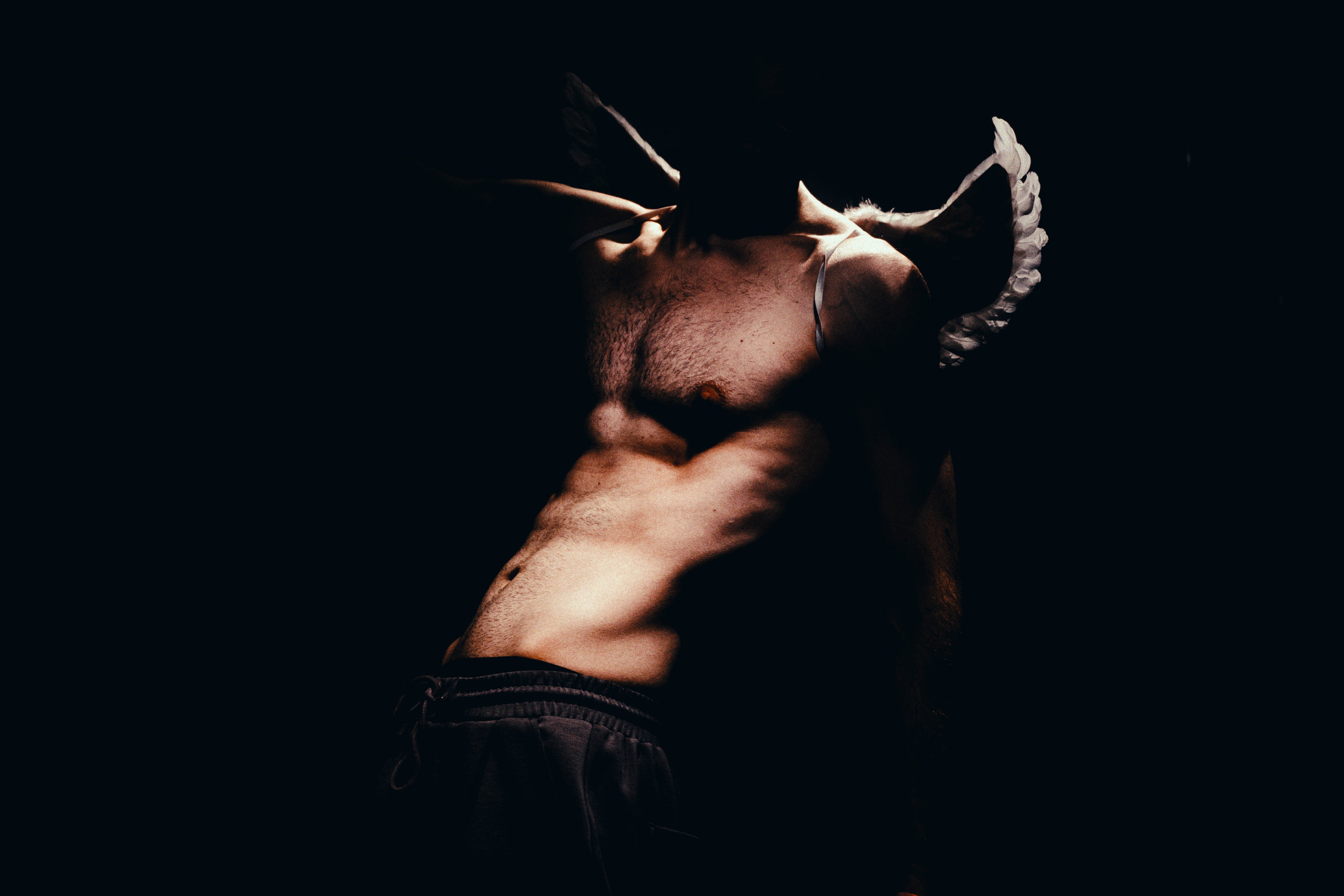 Портрет купидона на темном фоне. Портретный и репортажный фотограф в Санкт-Петербурге Смоляков Максим