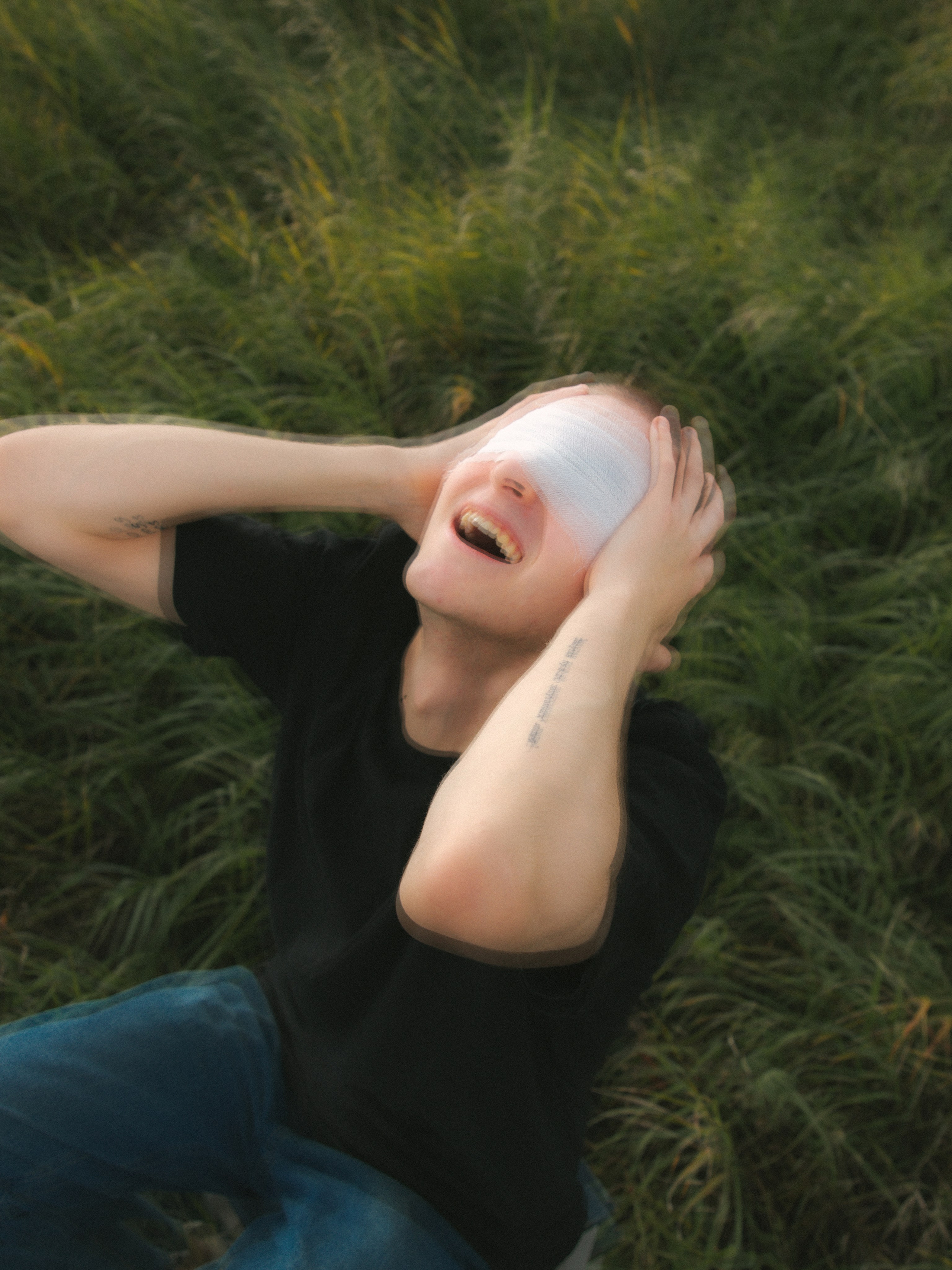 Никита в поле. Фотограф Настя Булочка Екатеринубрг