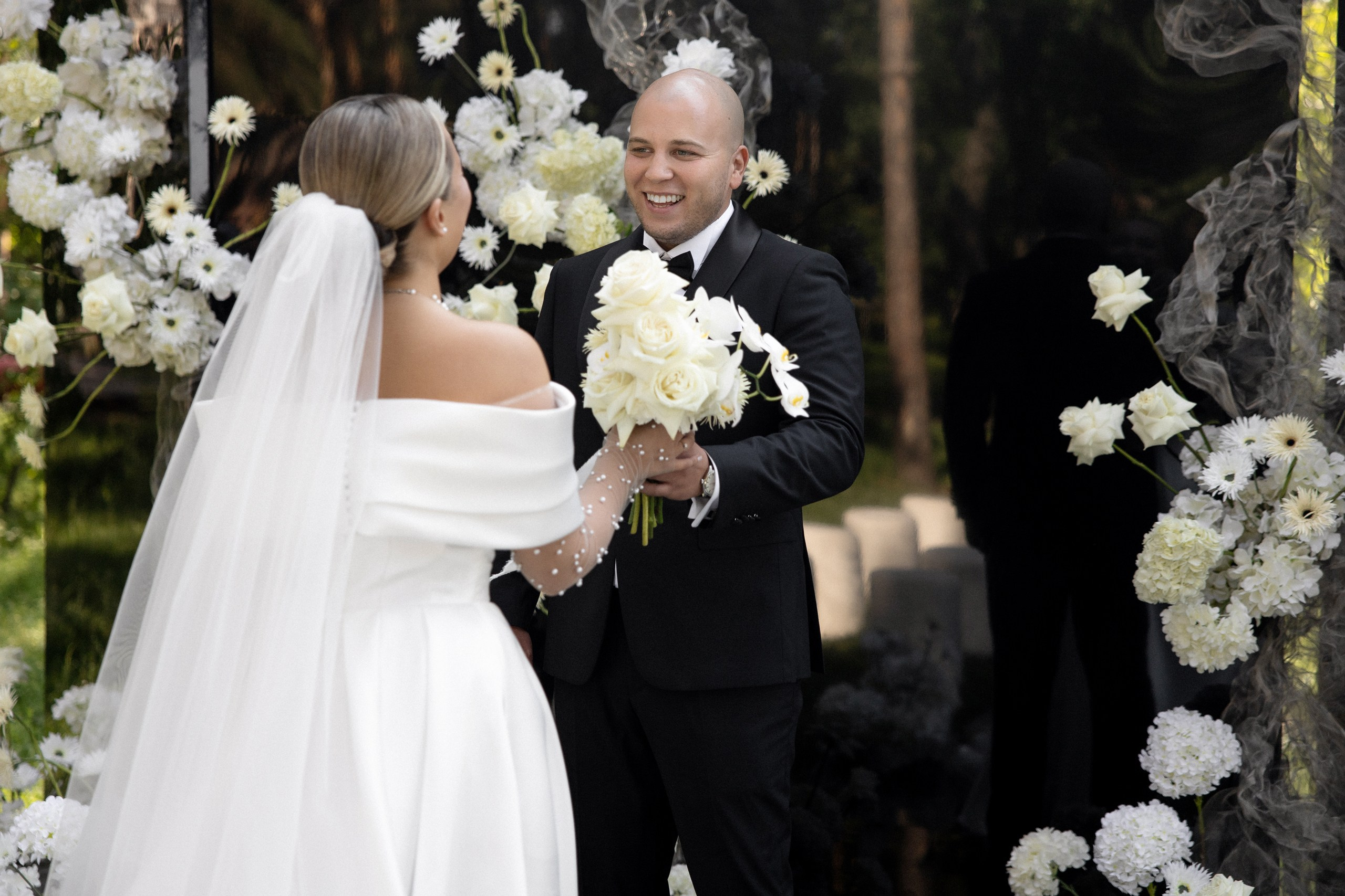 Здравствуйте! Я свадебный фотограф из Ульяновска, работаю в том числе по всей России и с выездом за границу. Снимаю свадьбы, lovestory, корпоративы, светский репортаж. Провожу обучение по фотографии, мастер-классы и воркшопы для других фотографов.