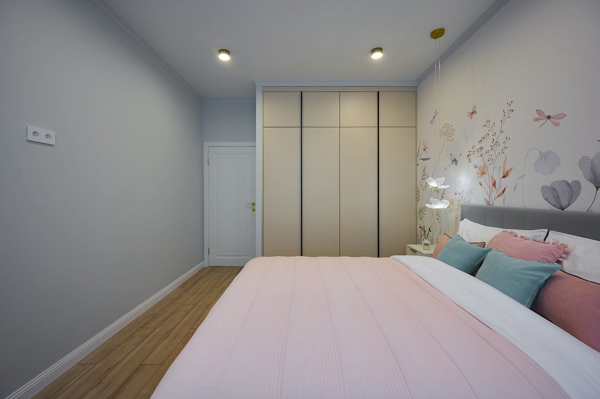 комната серые стены серая кровать светлый шкаф розовые шторы белые тумбы у кровати