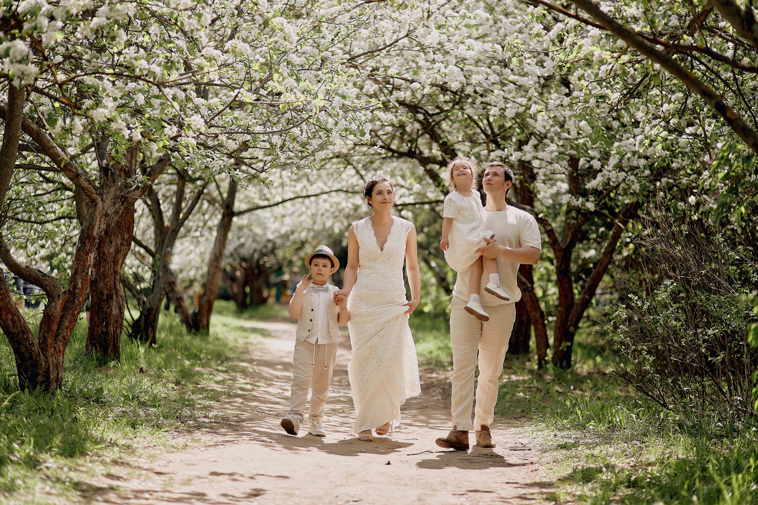 Прогулка в вишневом лесу. Свадебный и семейный фотограф Алексей Сафонов